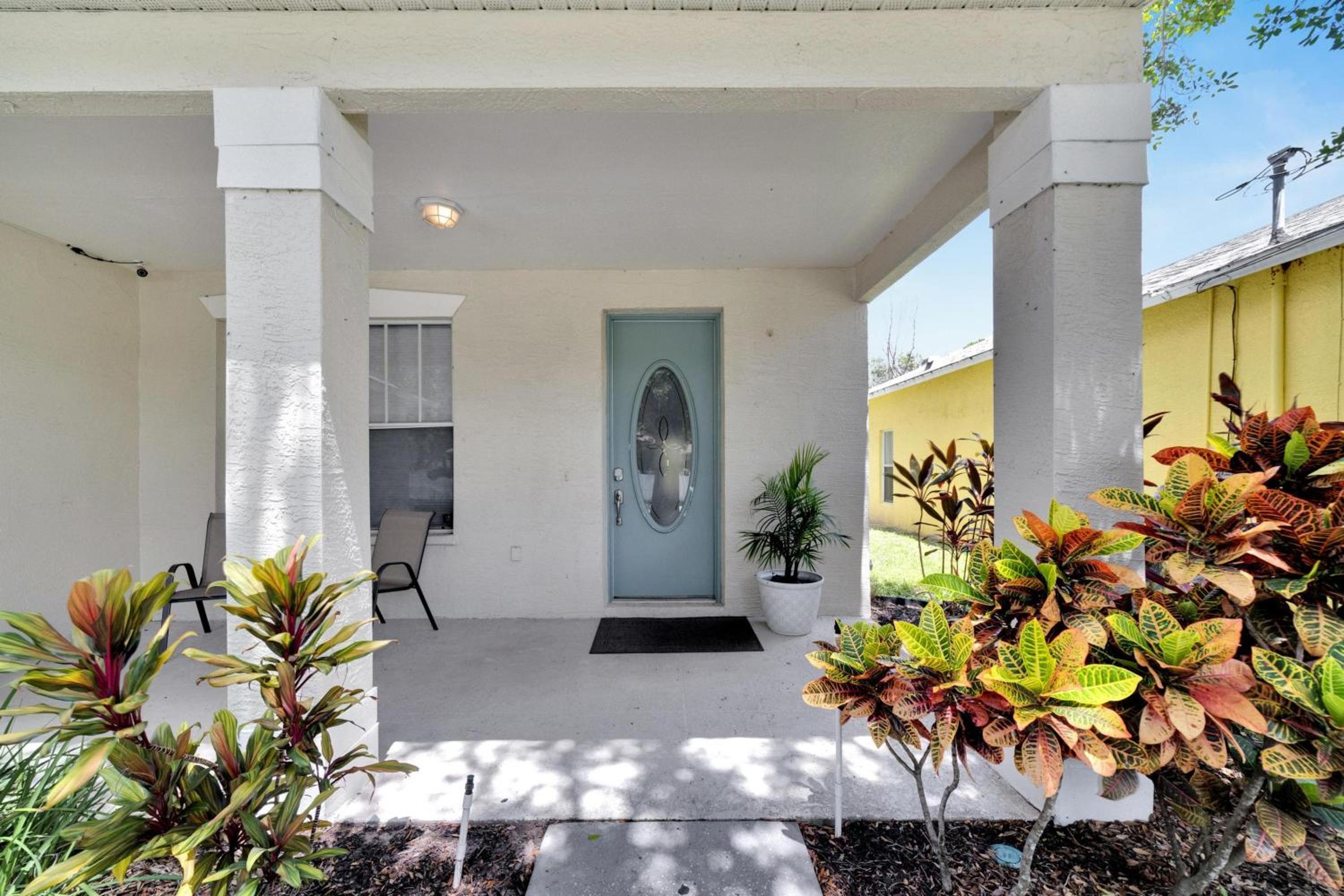 Spacious 3BR Family Home Near Sponge Docks view 2