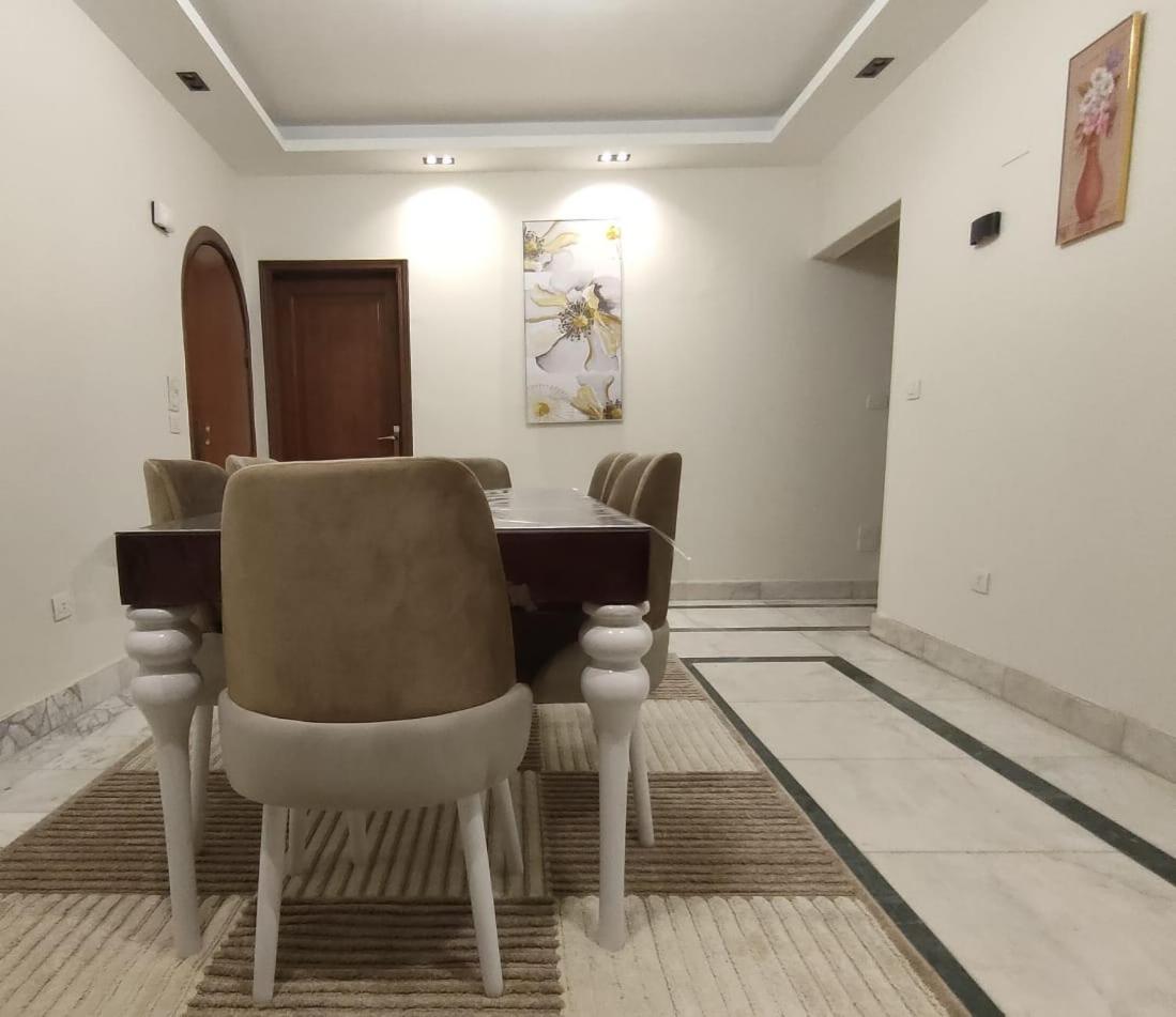 luxurious Downtown House near airport and Malls