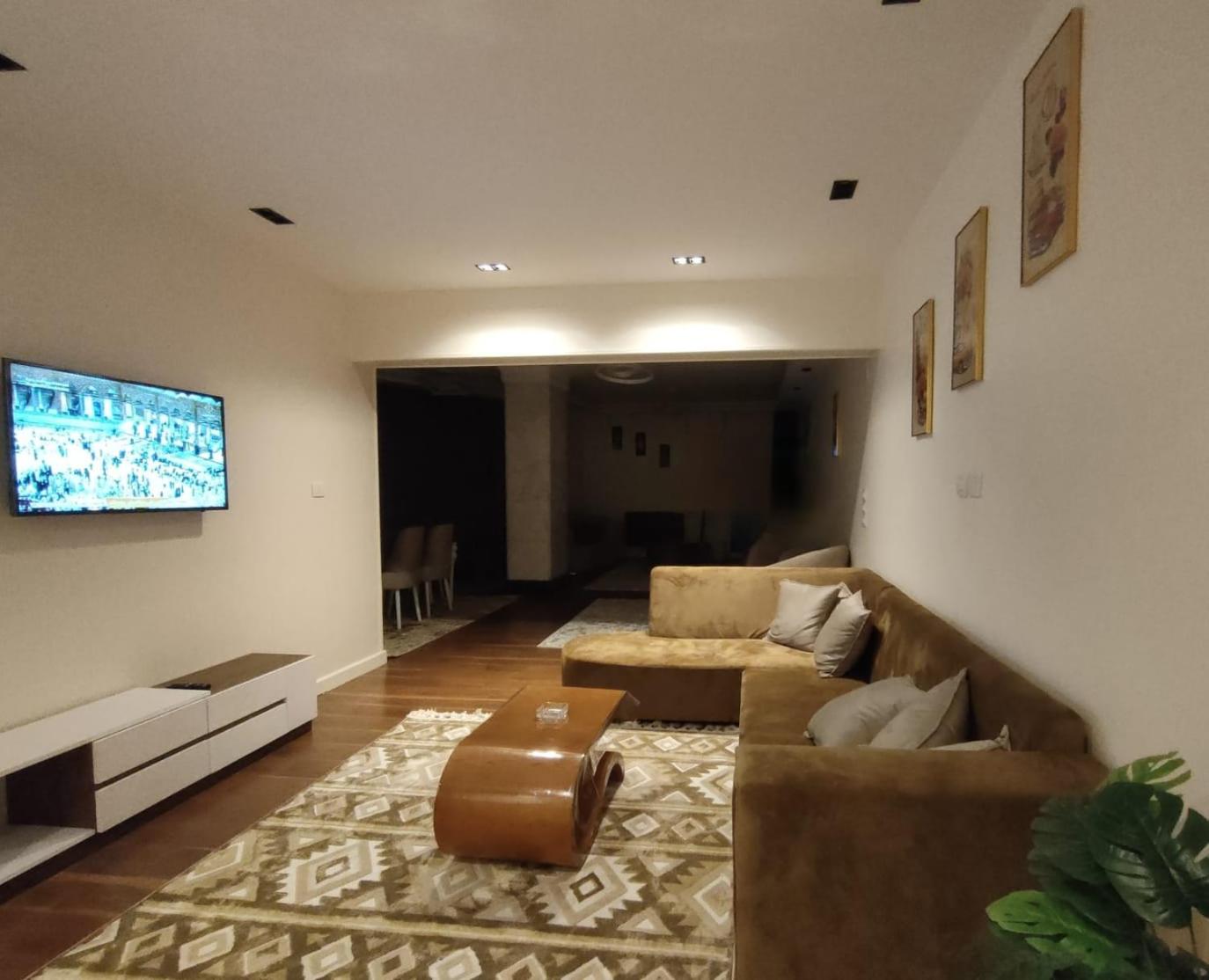 luxurious Downtown House near airport and Malls