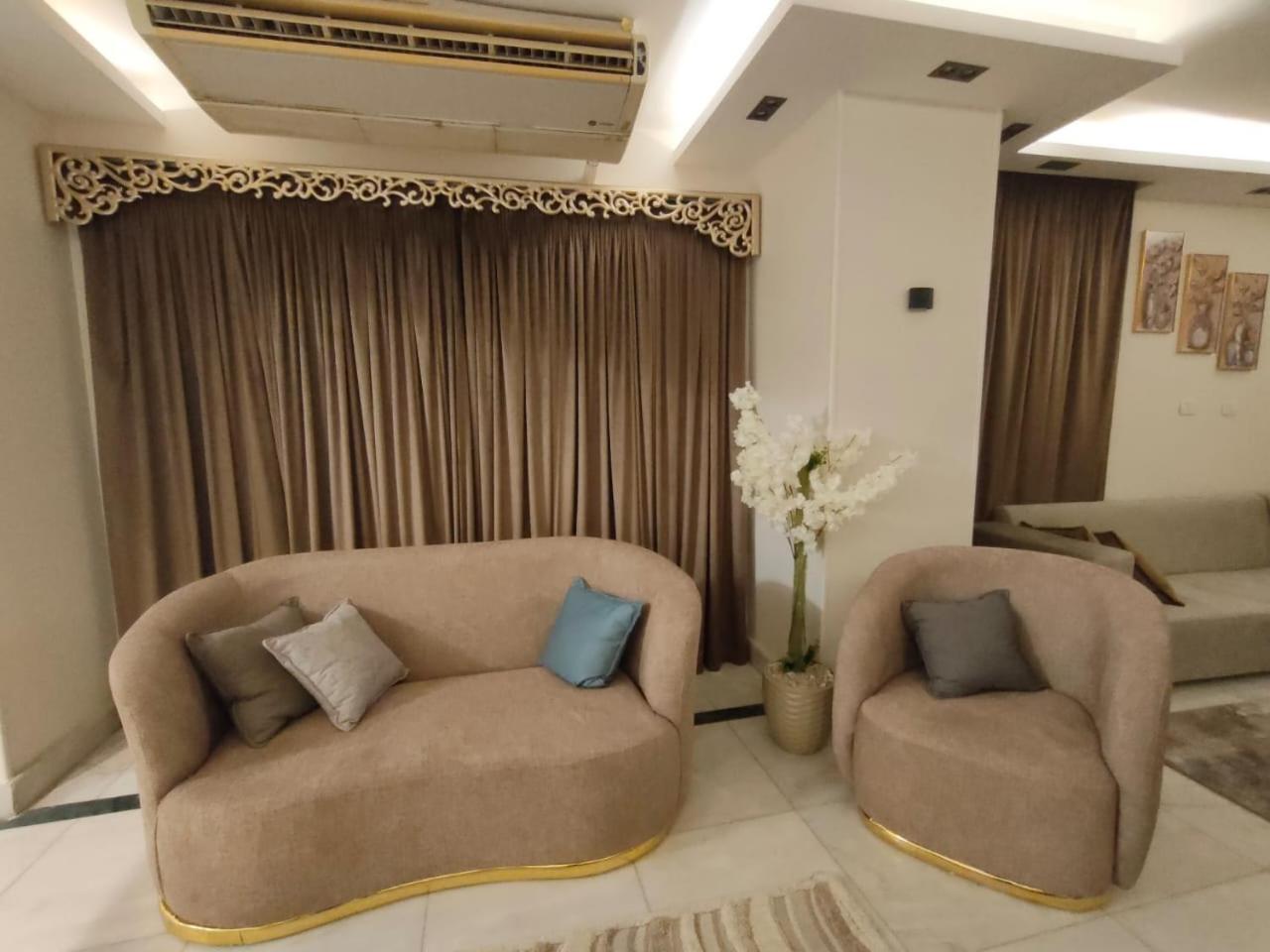 luxurious Downtown House near airport and Malls