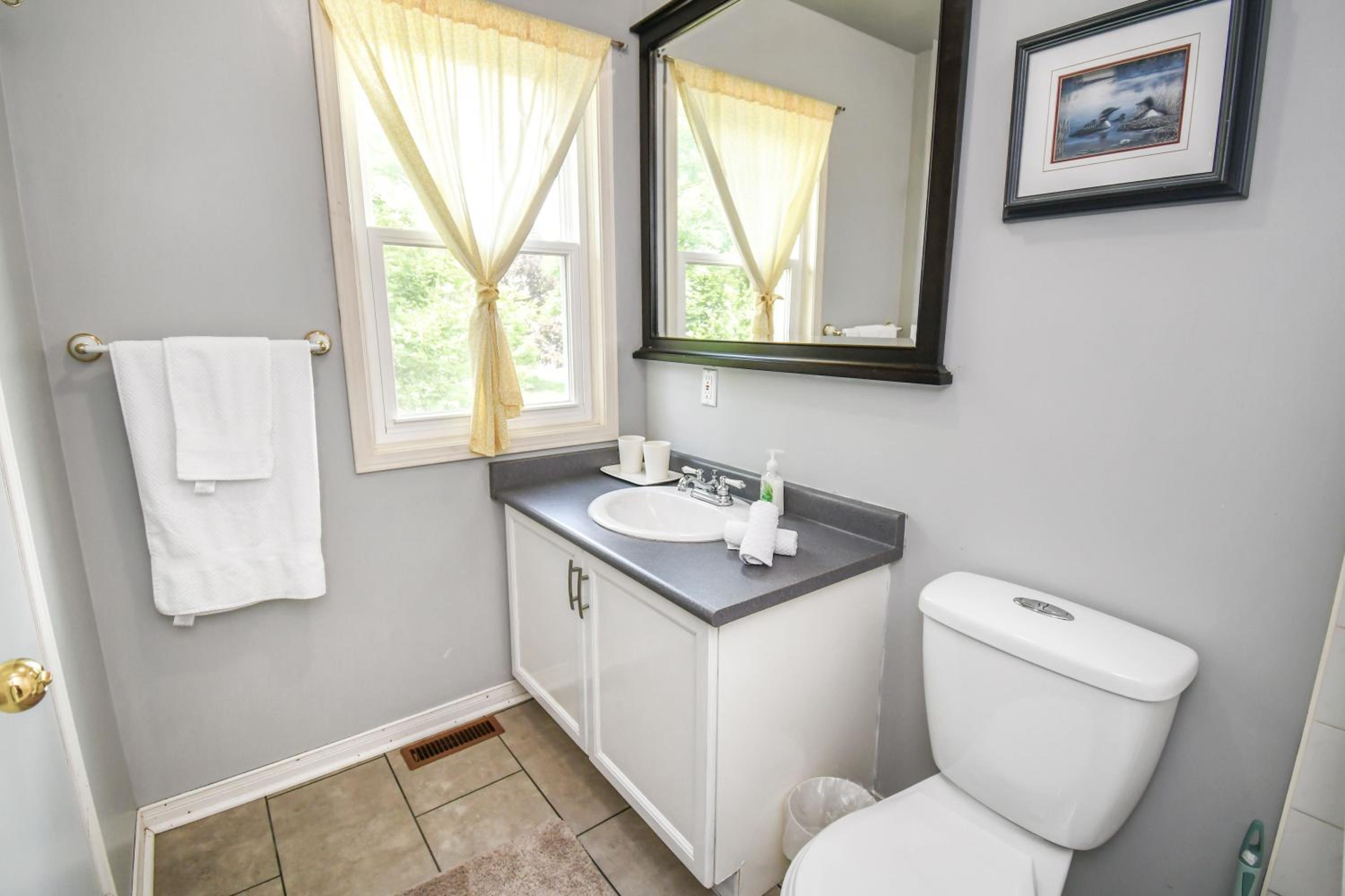 Lake Simcoe 4 Bedroom Family Home Ideal Toronto Area Retreat