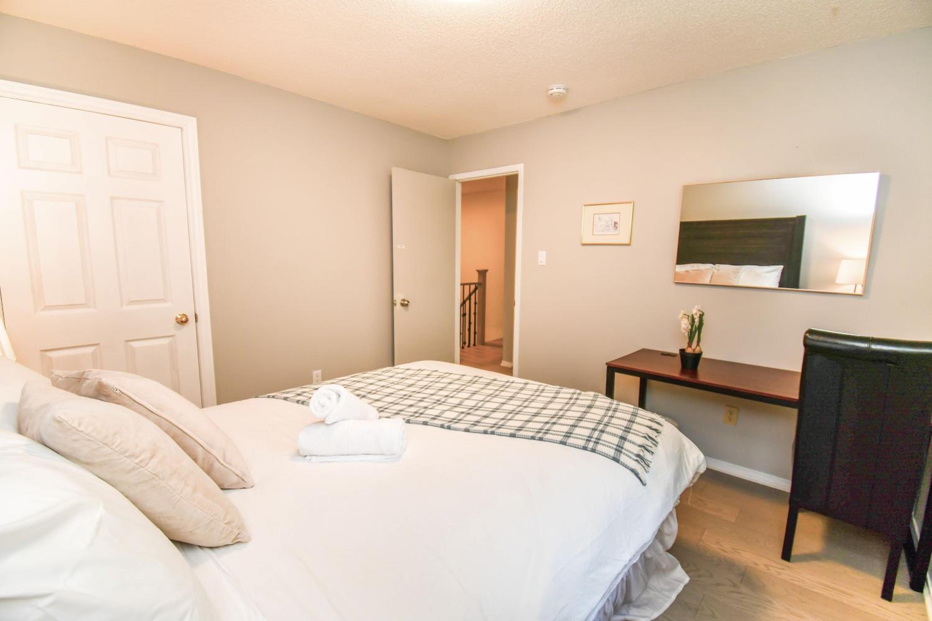 Lake Simcoe 4 Bedroom Family Home Ideal Toronto Area Retreat