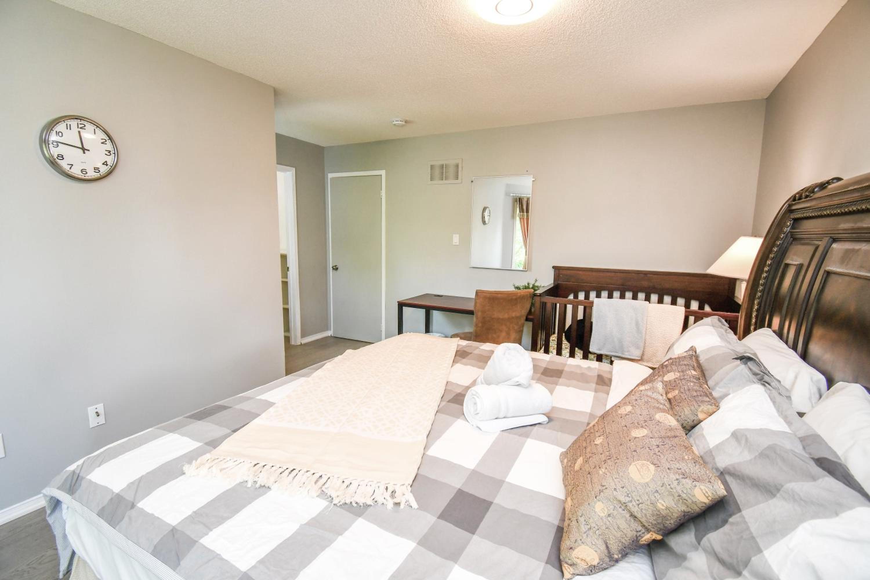 Lake Simcoe 4 Bedroom Family Home Ideal Toronto Area Retreat