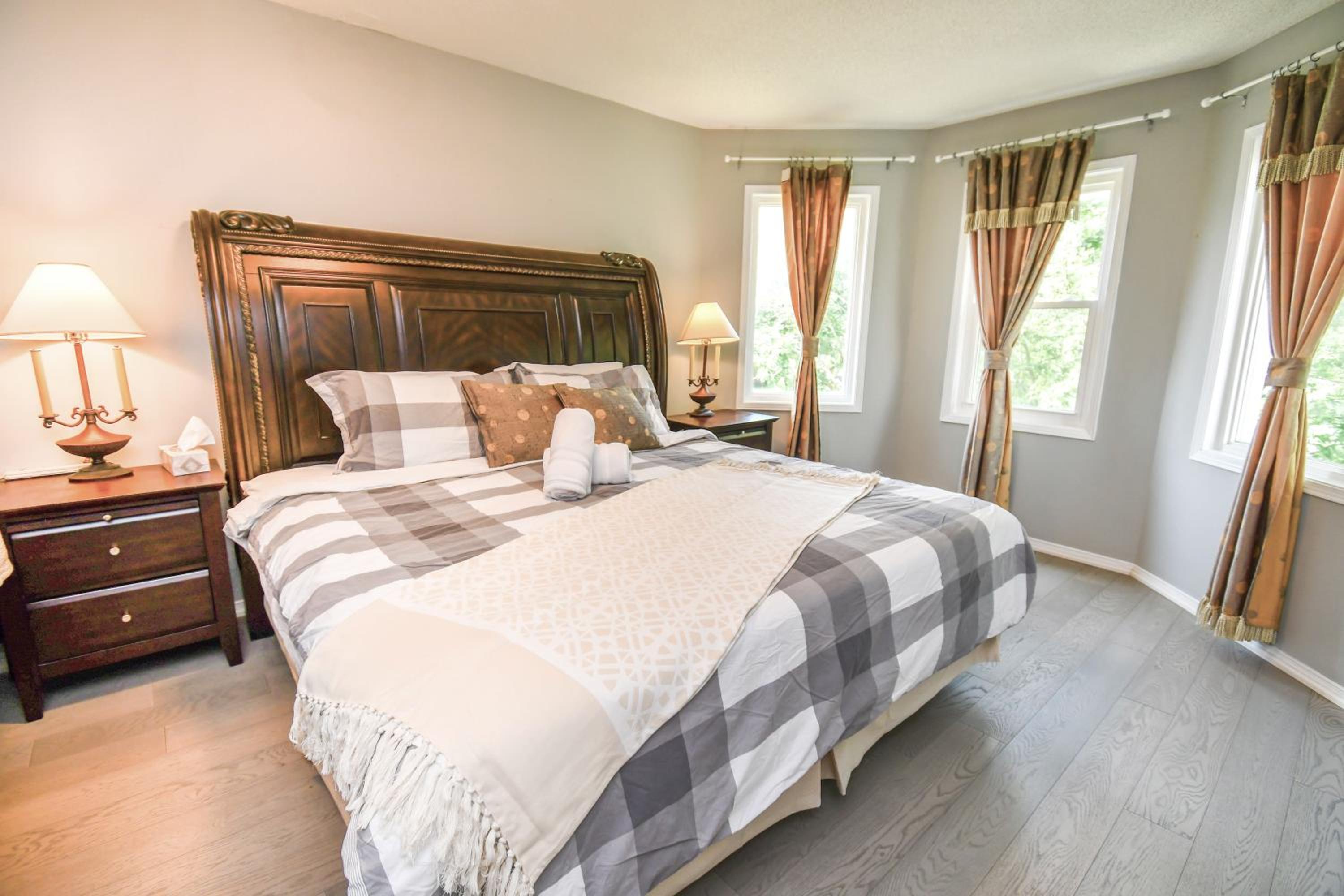 Lake Simcoe 4 Bedroom Family Home Ideal Toronto Area Retreat