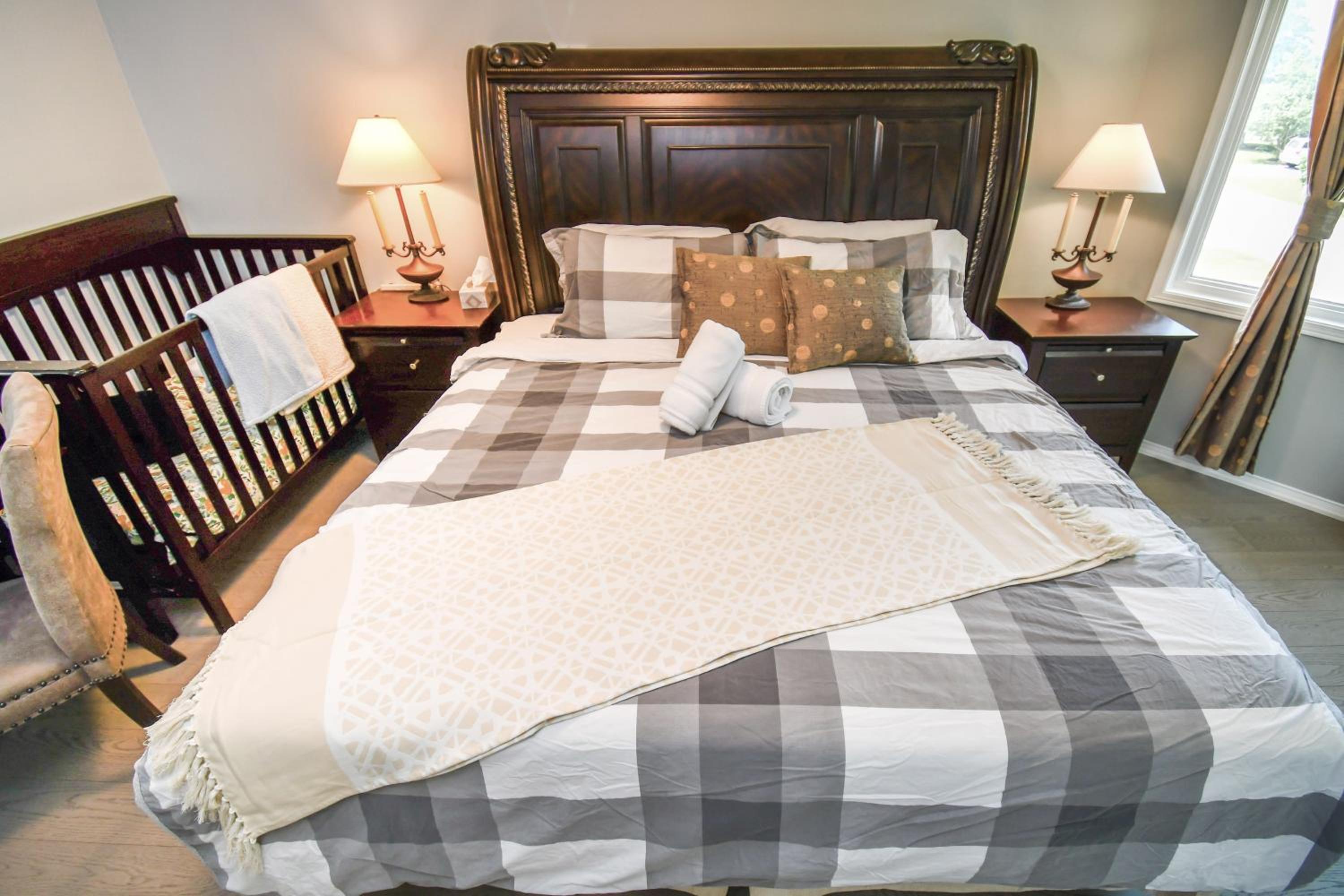 Lake Simcoe 4 Bedroom Family Home Ideal Toronto Area Retreat