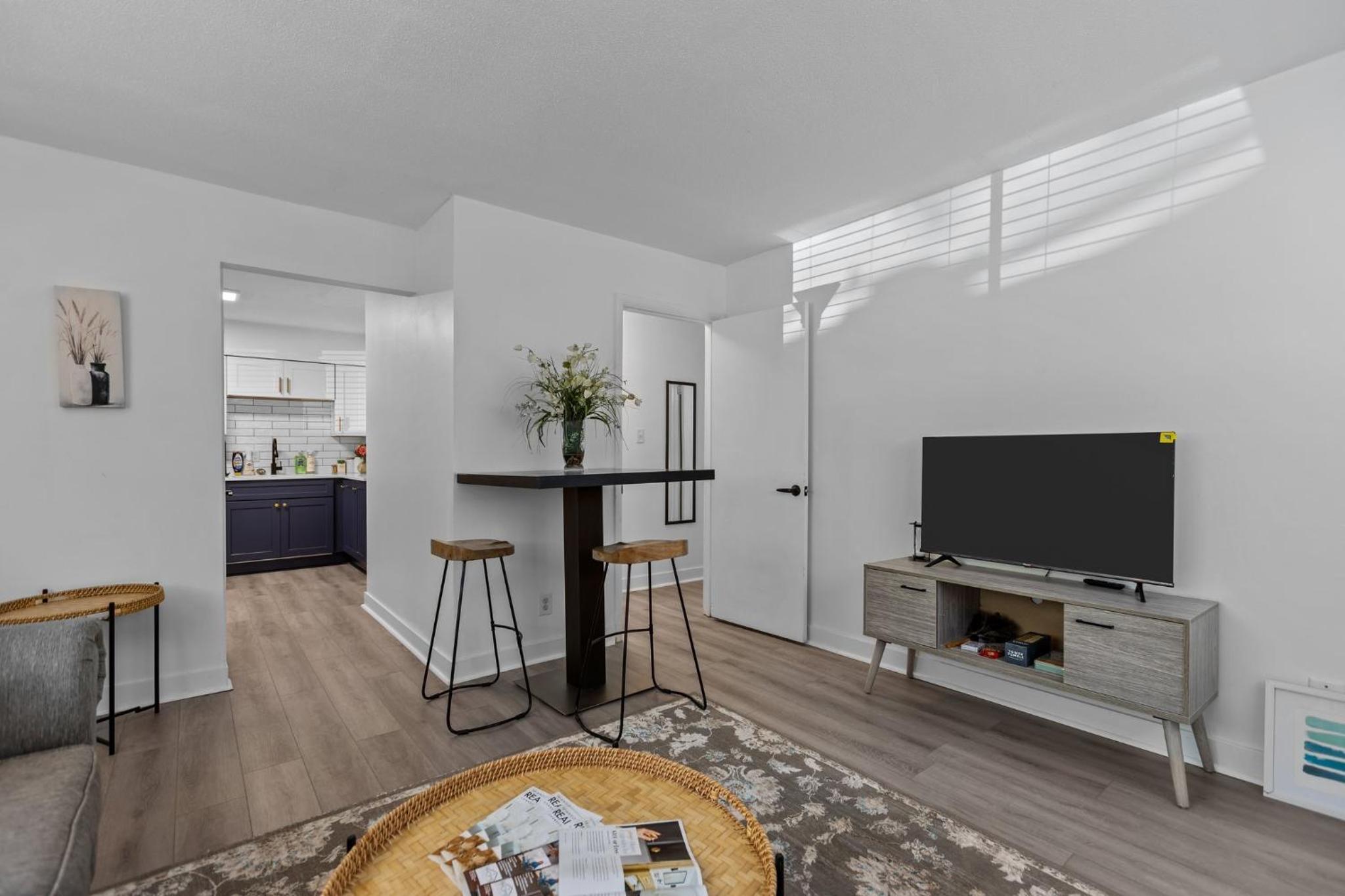 Modern 2 Bed Apartment In Chapel Hill view 3