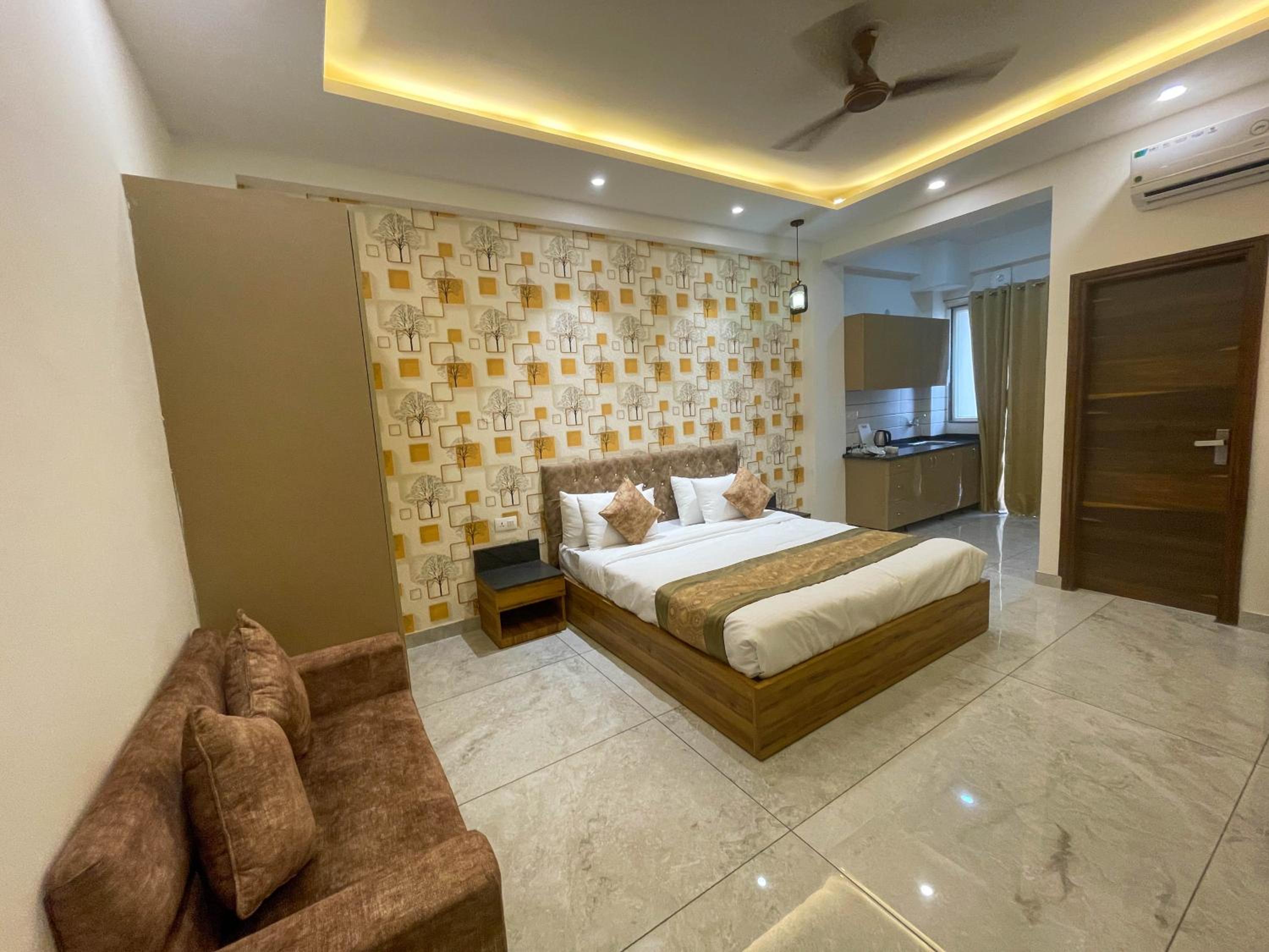 The Empire Corporate Suite Hotel Sector 44 near Fortis and Max Hospitals view 4