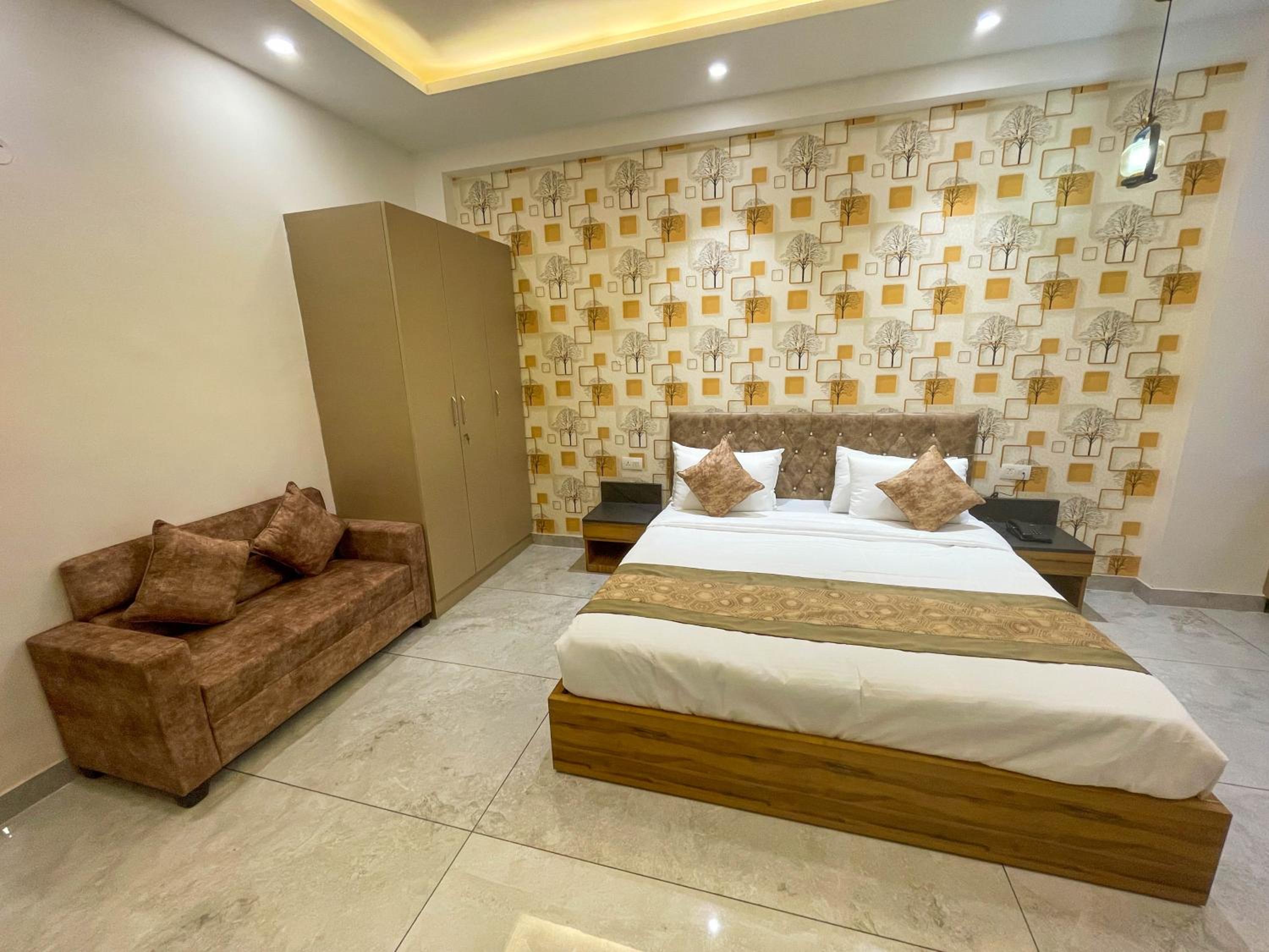 The Empire Corporate Suite Hotel Sector 44 near Fortis and Max Hospitals view 5