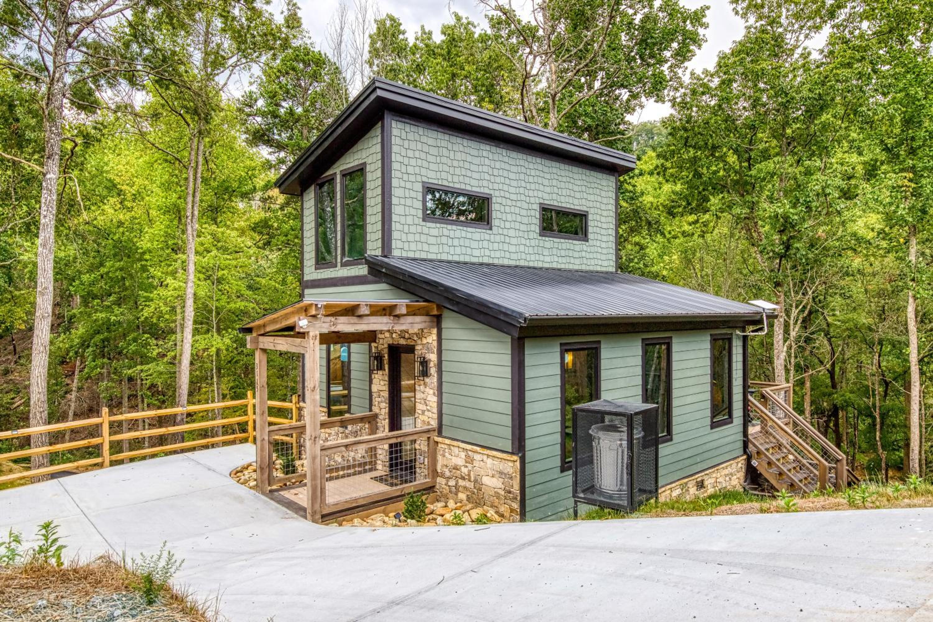 Lullaby Falls- Hot Tub, WIFI, Near 75 ft Waterfall, Free Attraction Tickets!!! view 3