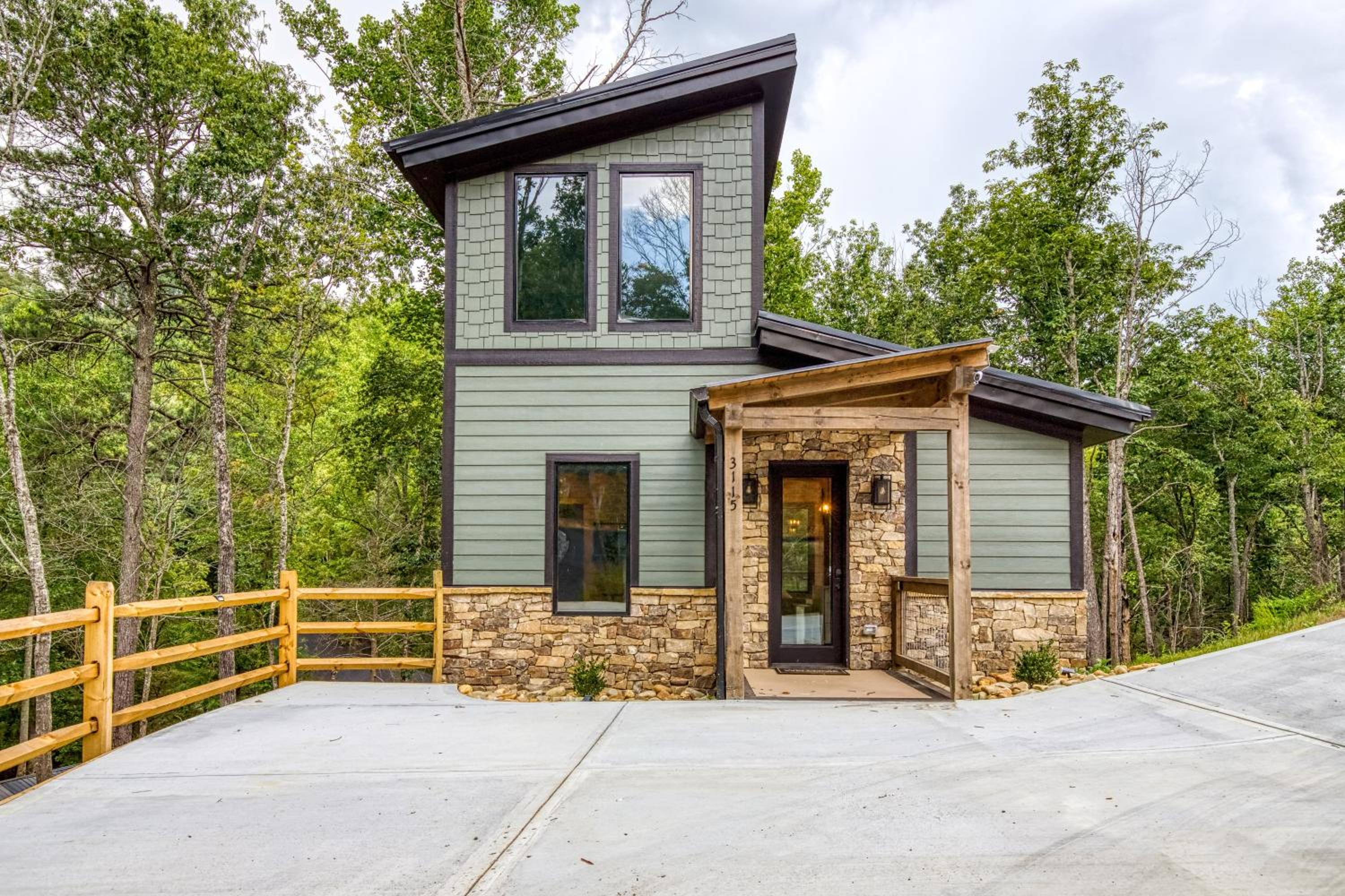 Lullaby Falls- Hot Tub, WIFI, Near 75 ft Waterfall, Free Attraction Tickets!!! view 4