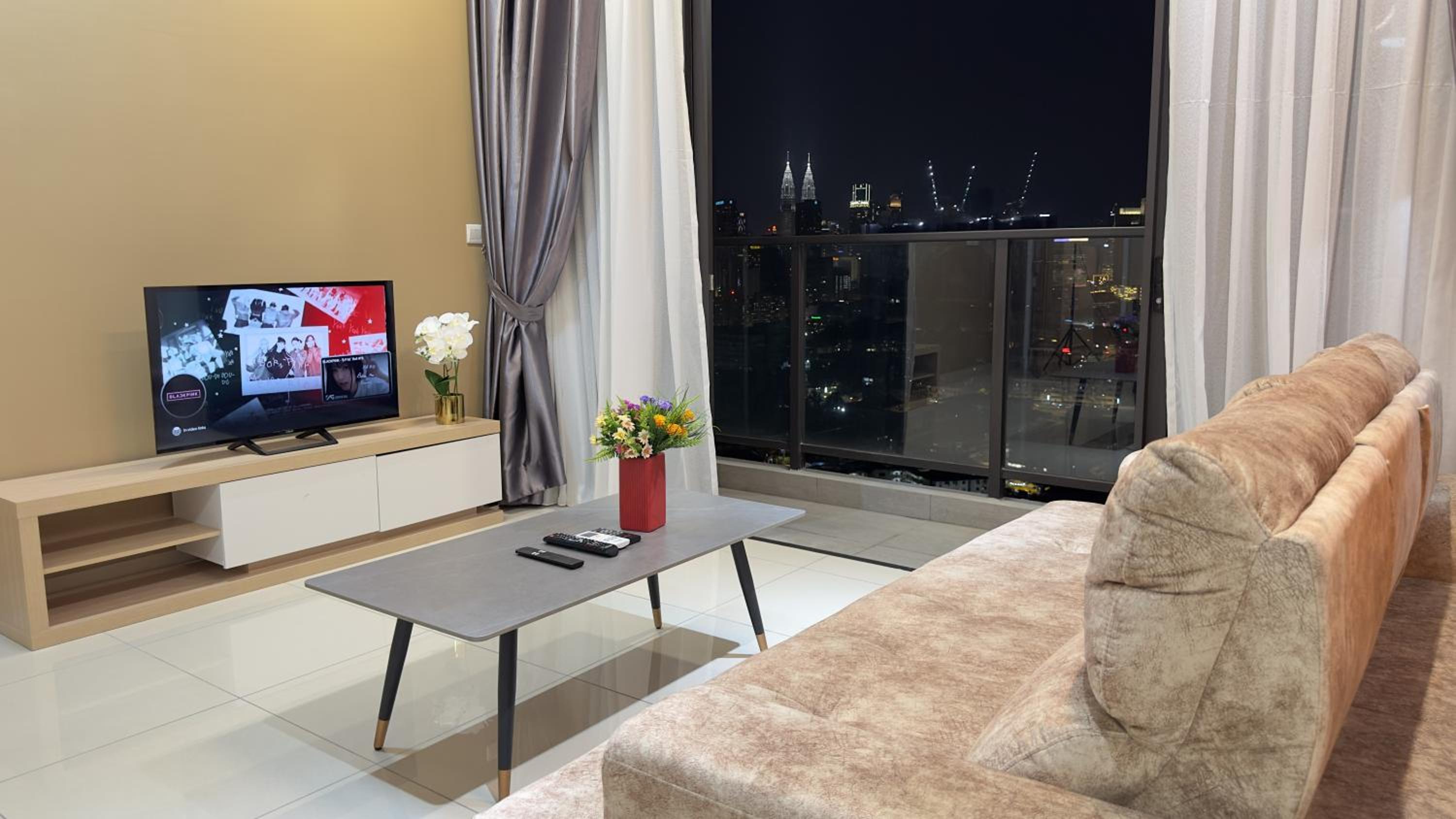KLCC view 1BR suite with Balcony Netflix Free parking Trion C243A KL photo 1