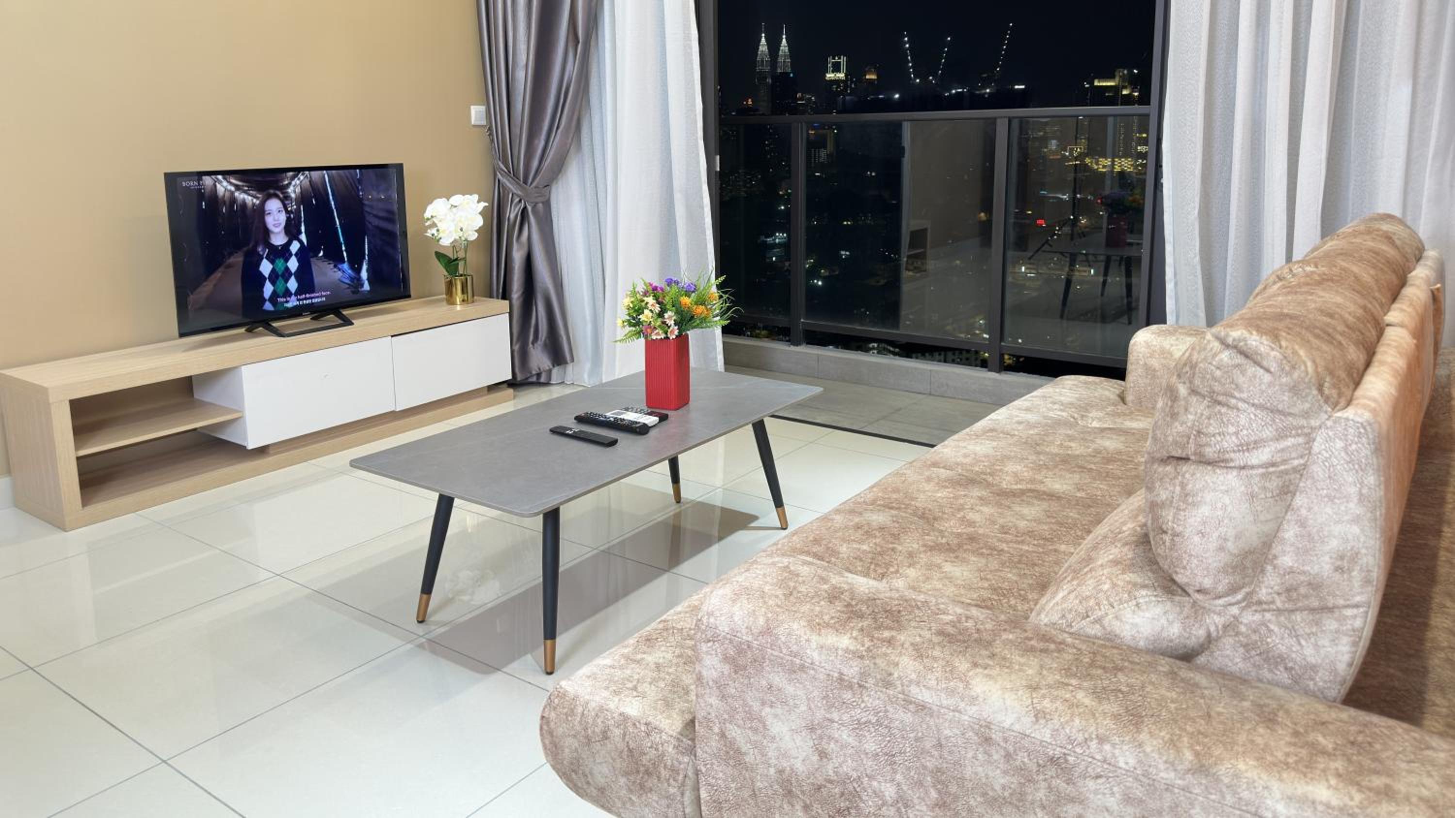 KLCC view 1BR suite with Balcony Netflix Free parking Trion C243A KL photo 5