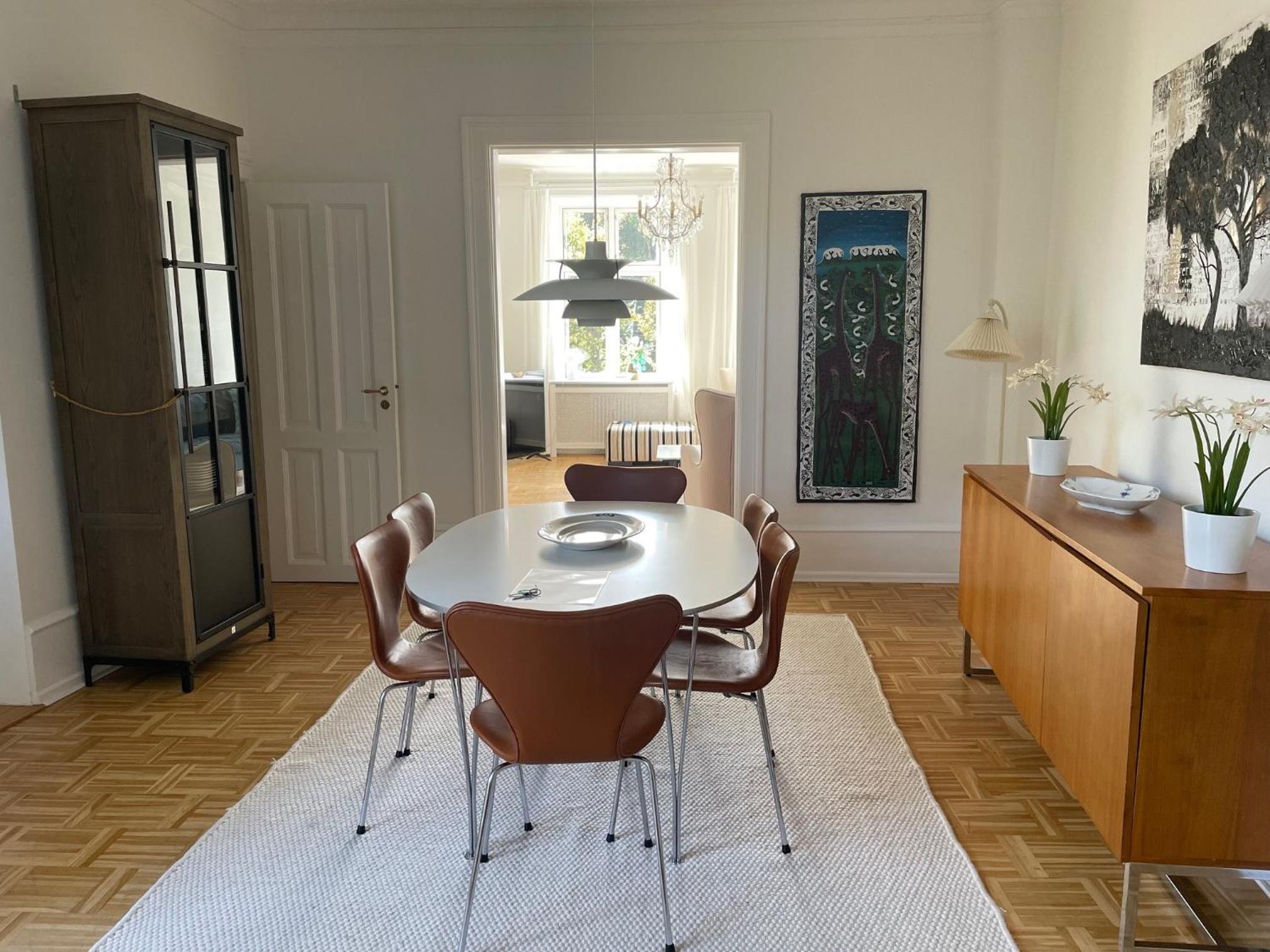 Elegant Apartment with Prime Location in Østerbro