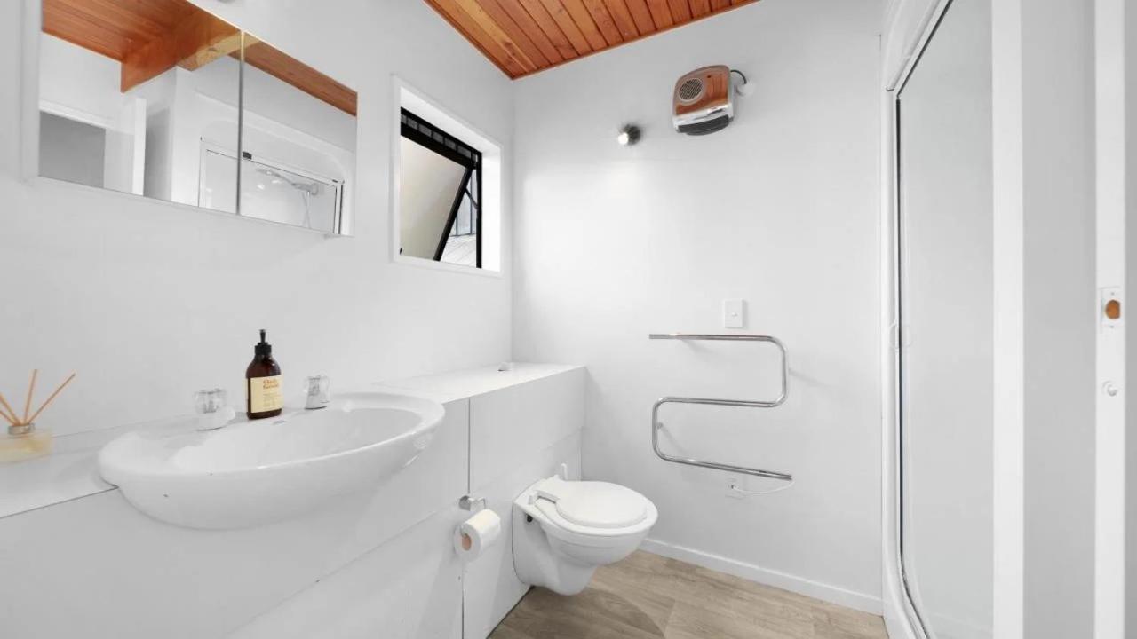 Queenstown Hill, Mountain & Lake Views, 10mins to City Centre, 10mins to Airport view 5