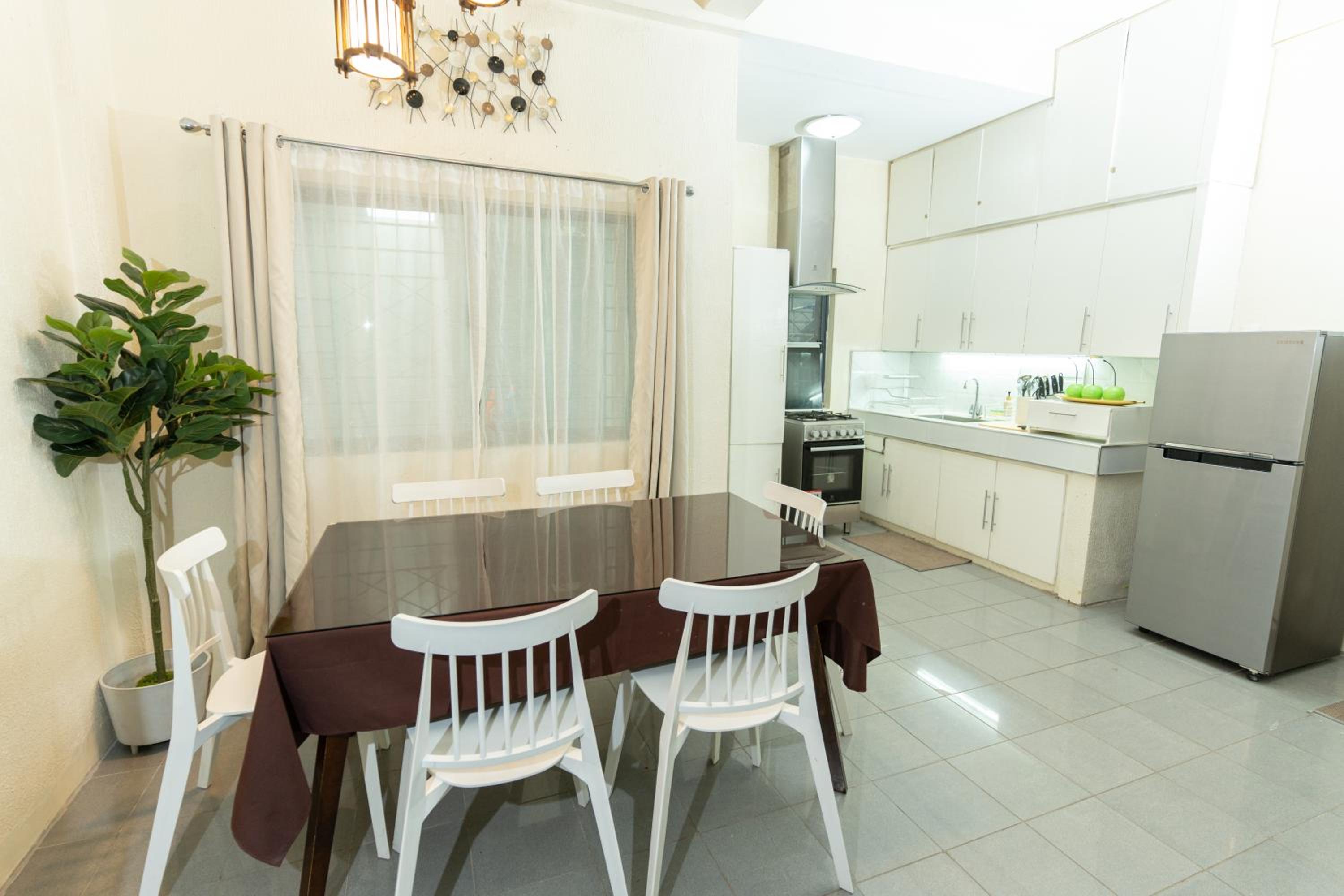 Tagaytay Overlooking Taal. Free Parking Fast Wi-Fi view 2