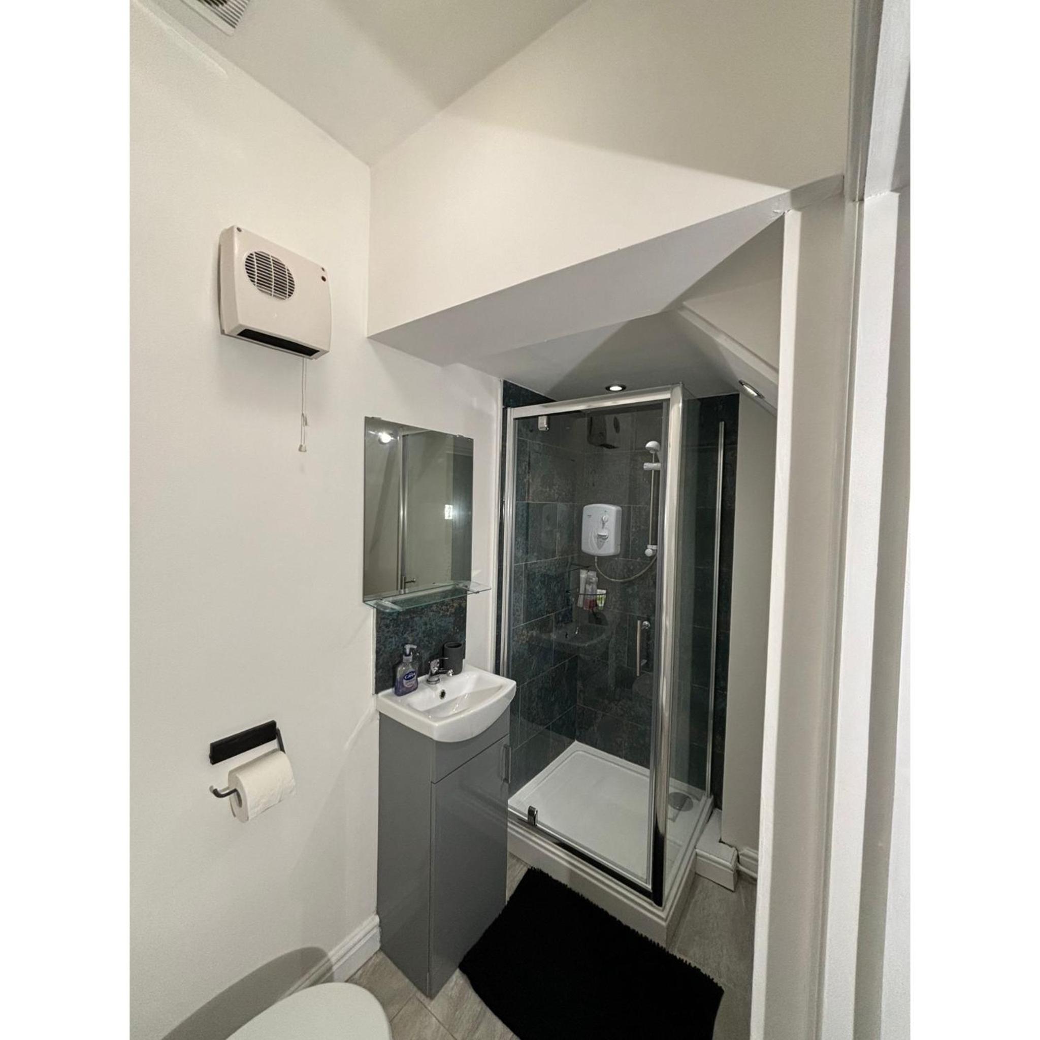 Orchard Court Spacious one bedroom apartment with extra sofa bed view 2
