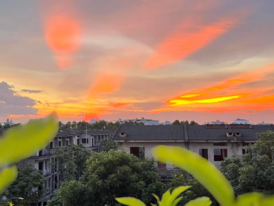 Haven in Hanoi - Brand new, super green and amazing sunset view homestay 20min by bus to Hanoi center
