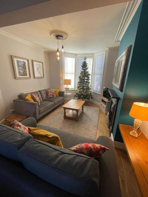 Gloucester Rd 2 mins away - Fab, new, trendy house view 5