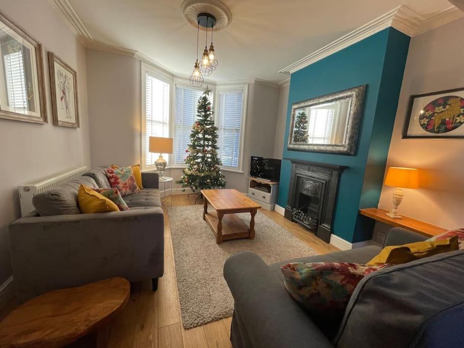 Gloucester Rd 2 mins away - Fab, new, trendy house view 4
