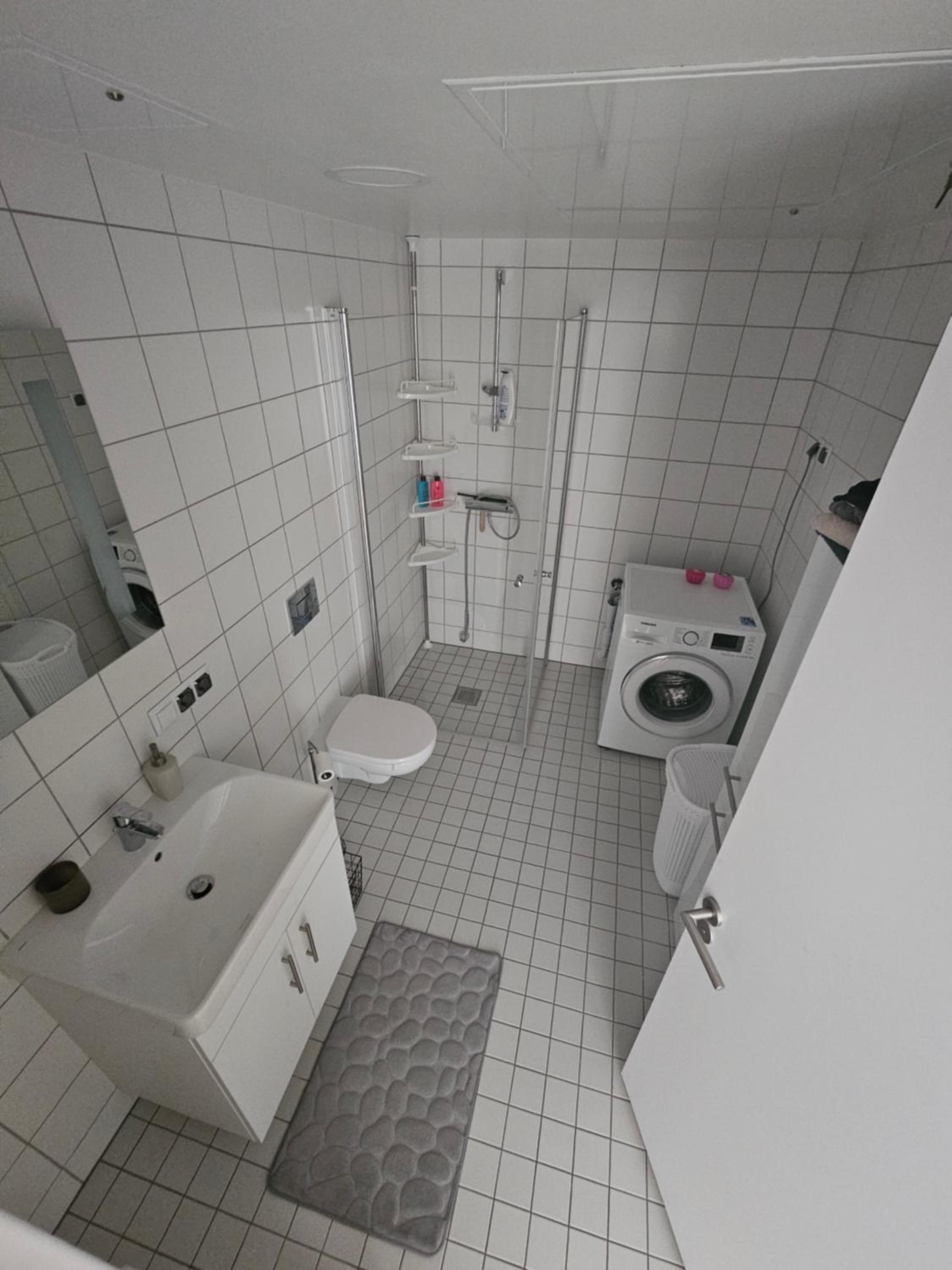 Lovely 1-bedroom condo with parking spot view 4