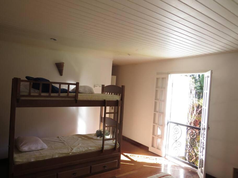 Linda casa em Mury,com riacho e lareira