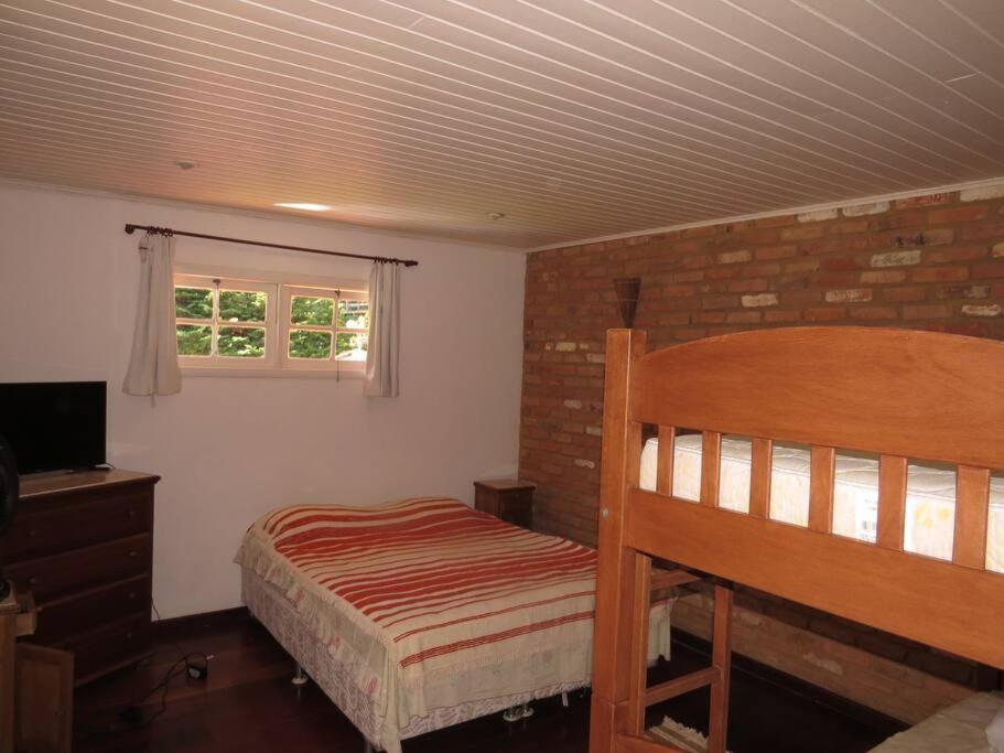 Linda casa em Mury,com riacho e lareira