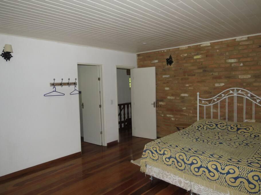Linda casa em Mury,com riacho e lareira