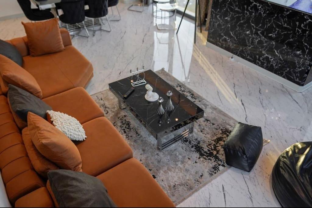 Most lavish apt 40 Floor skyviwe ist