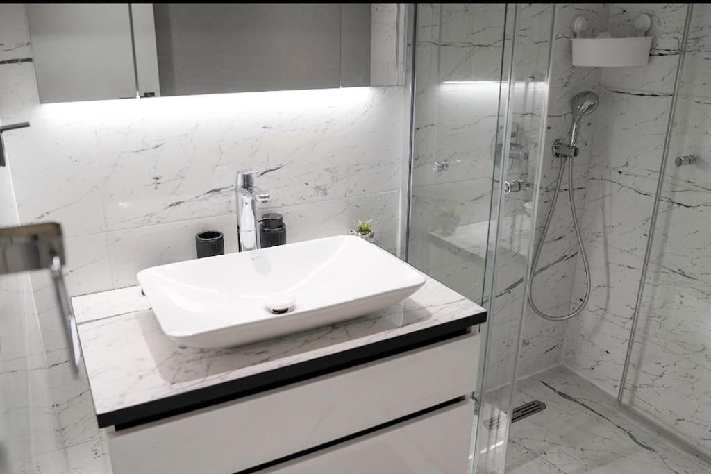 Most lavish apt 40 Floor skyviwe ist