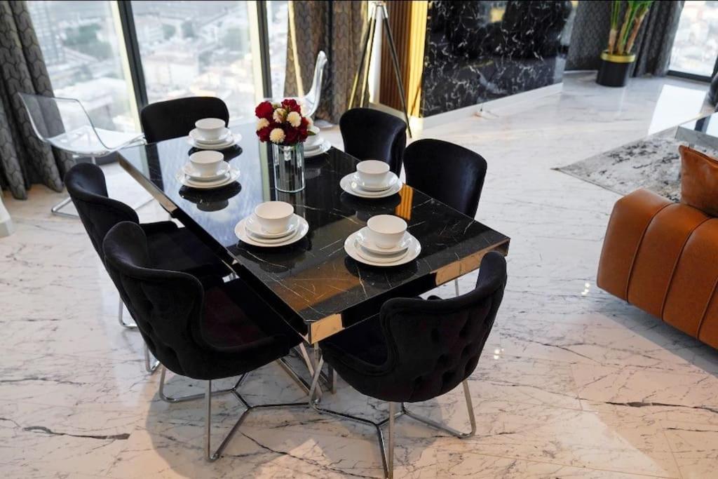 Most lavish apt 40 Floor skyviwe ist