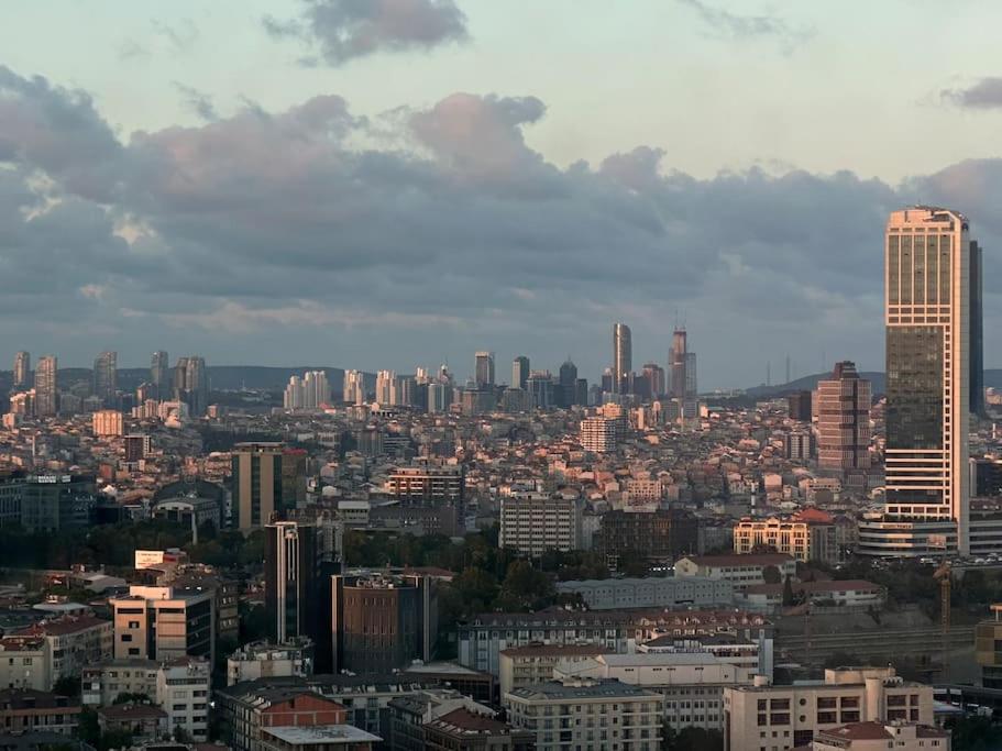 Most lavish apt 40 Floor skyviwe ist