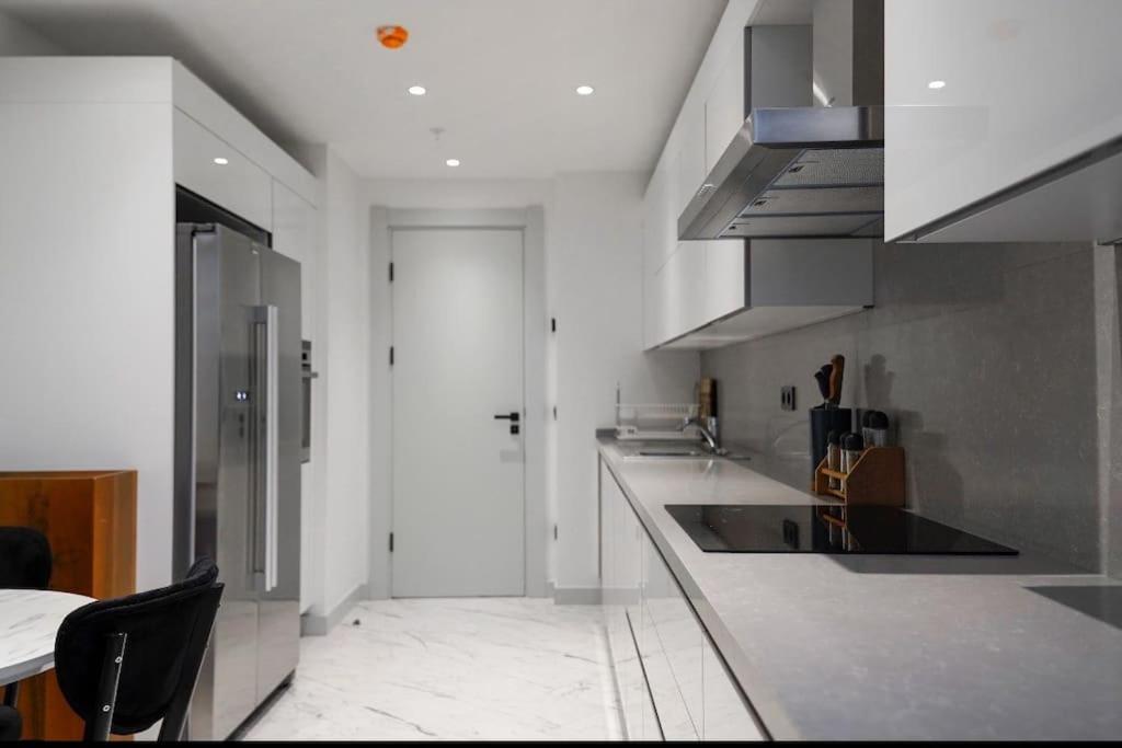 Most lavish apt 40 Floor skyviwe ist
