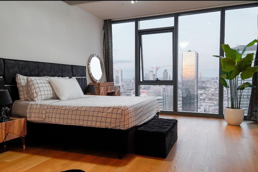 Most lavish apt 40 Floor skyviwe ist