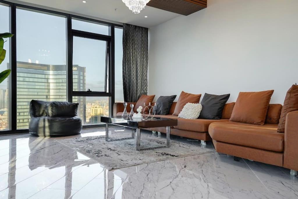 Most lavish apt 40 Floor skyviwe ist