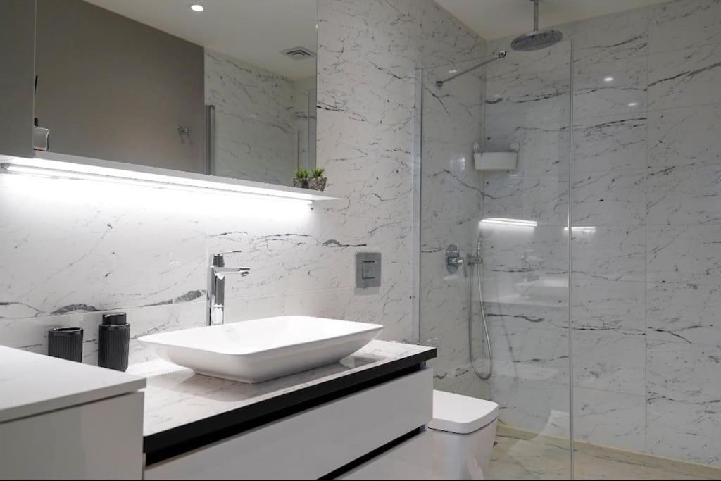 Most lavish apt 40 Floor skyviwe ist