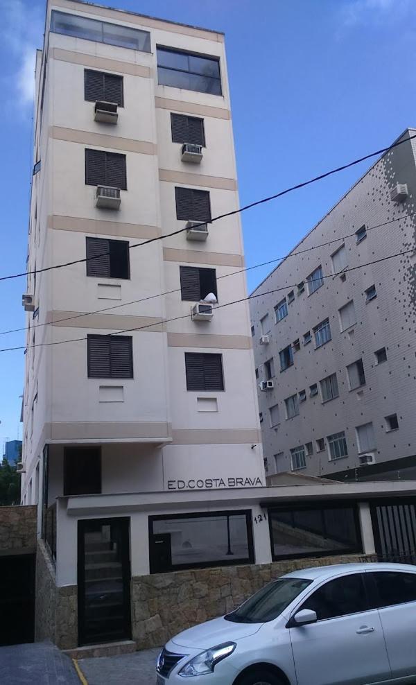 Apto confortável, Praia das Astúrias 5 min a pé, garagem, 2 quarto ar, suíte, wi-fi