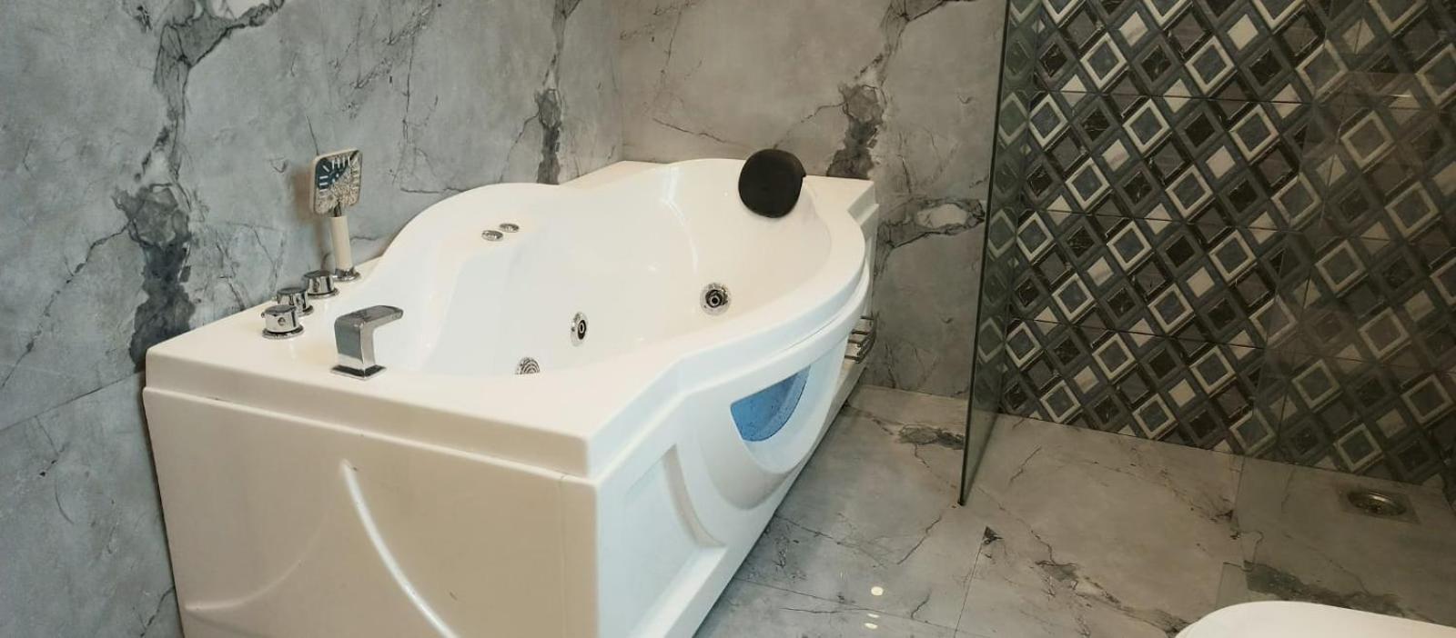 Suite Spot - Private - Two Bedroom Apartment close to Airport and City