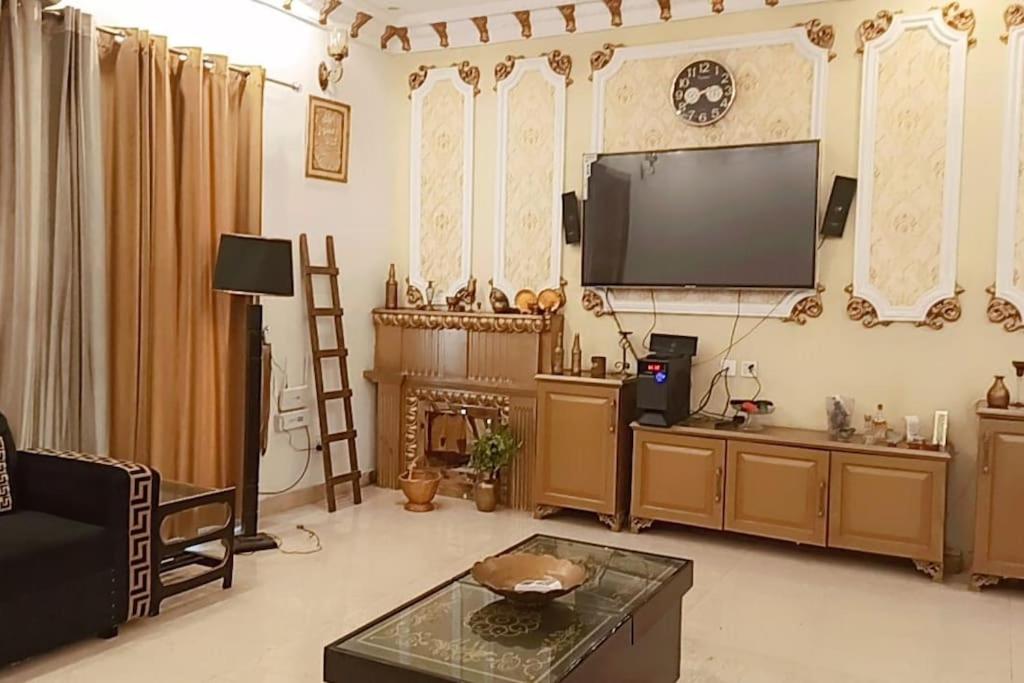 Suite Spot - Private - Two Bedroom Apartment close to Airport and City