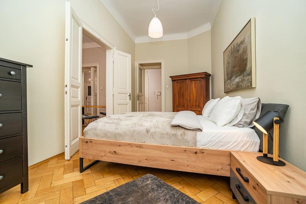 Large and modern apartment in the heart of Prague