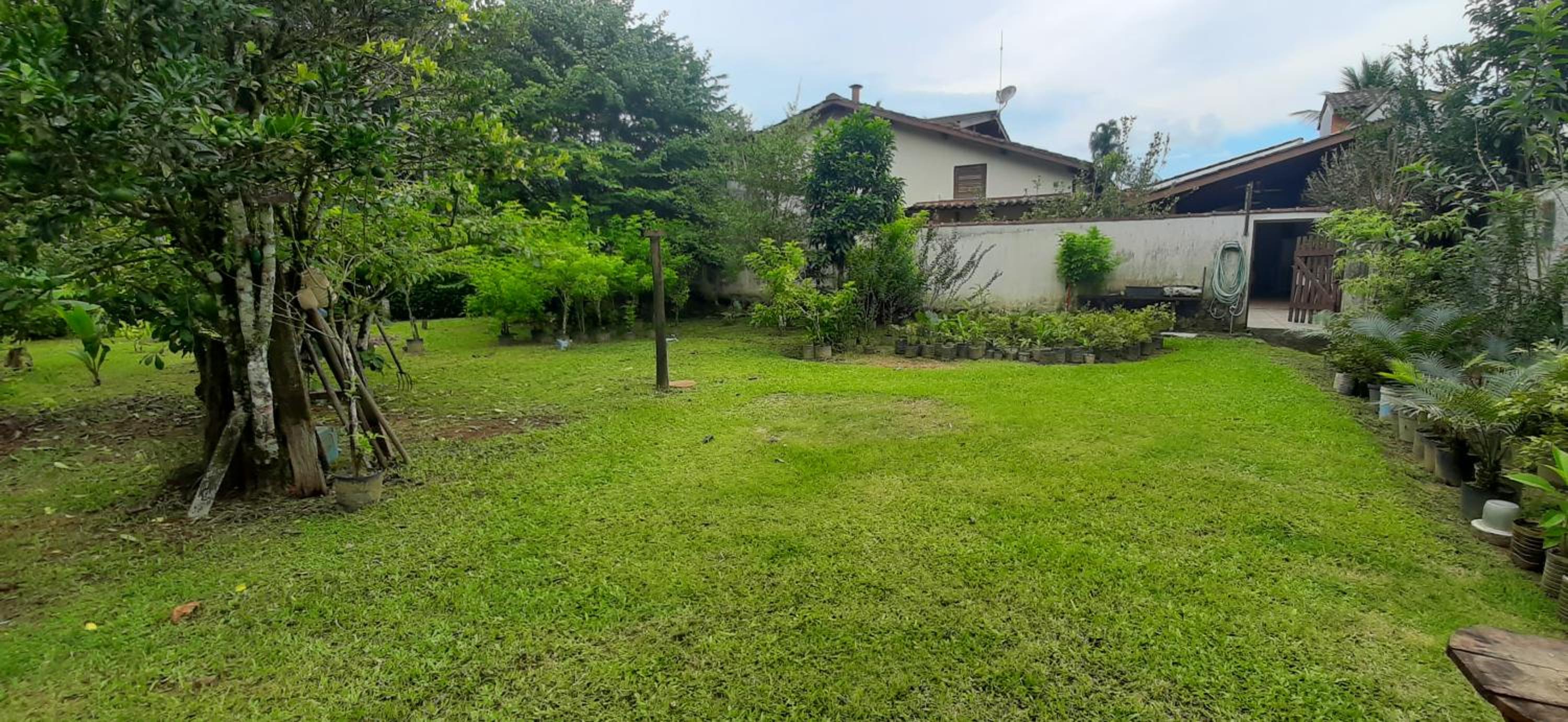 Caso em condomínio com lago, serra, campo e mar