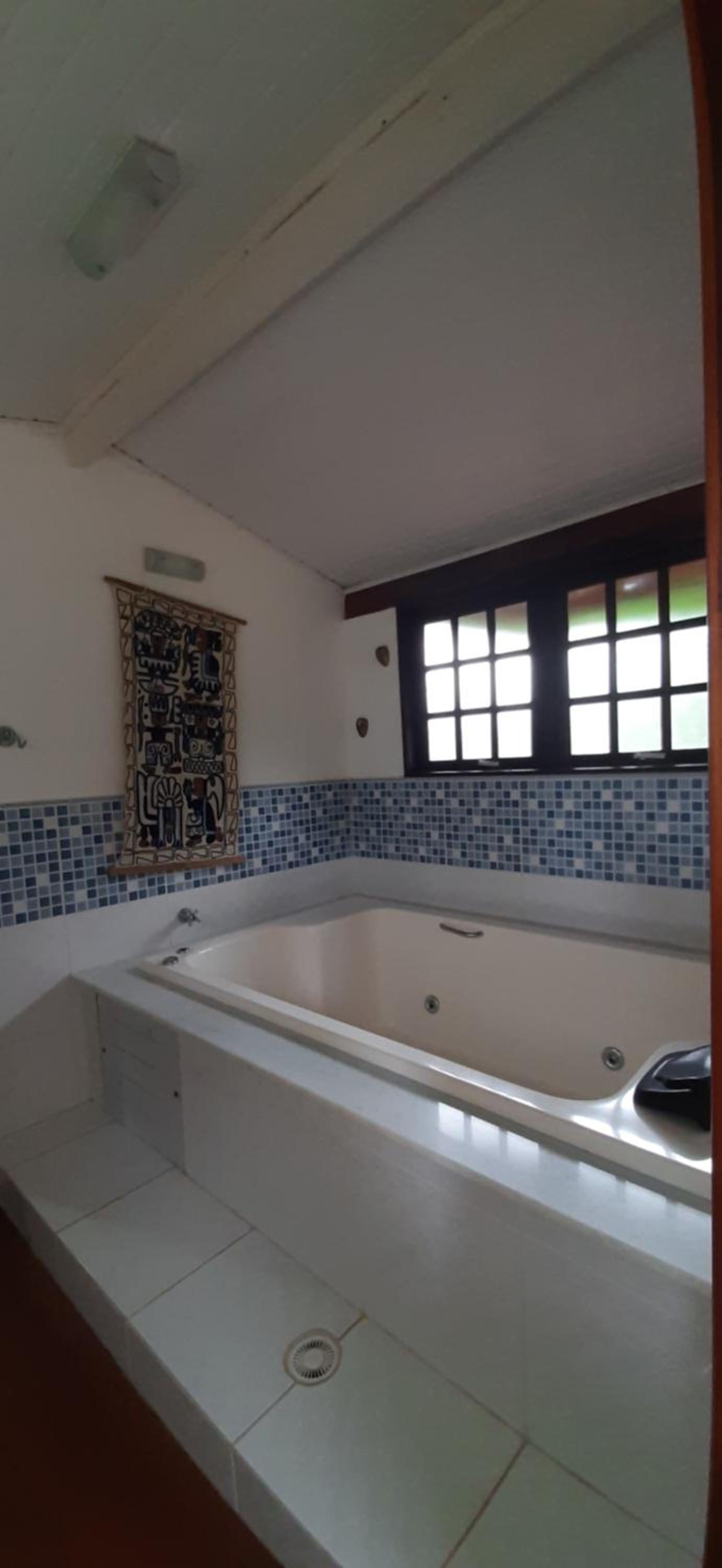 Caso em condomínio com lago, serra, campo e mar