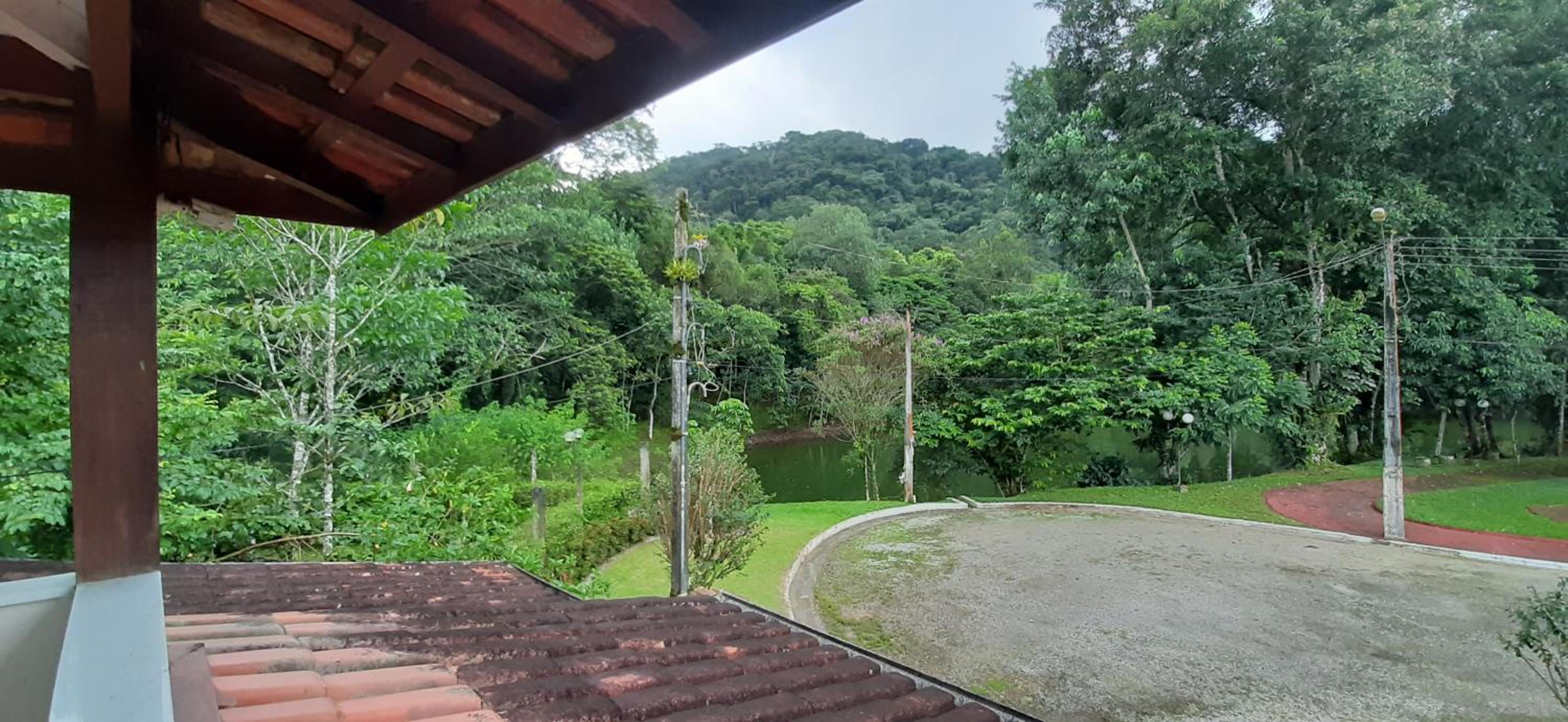 Caso em condomínio com lago, serra, campo e mar