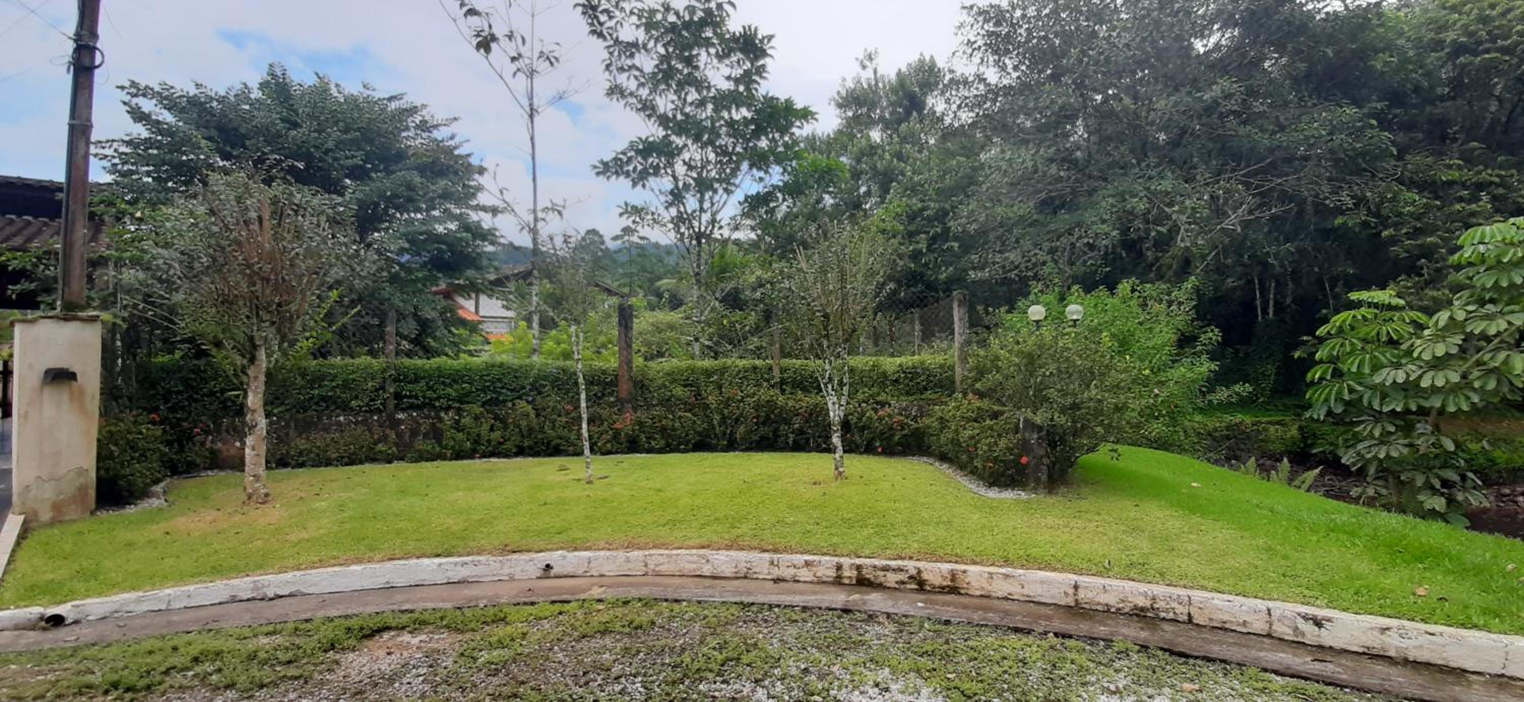 Caso em condomínio com lago, serra, campo e mar
