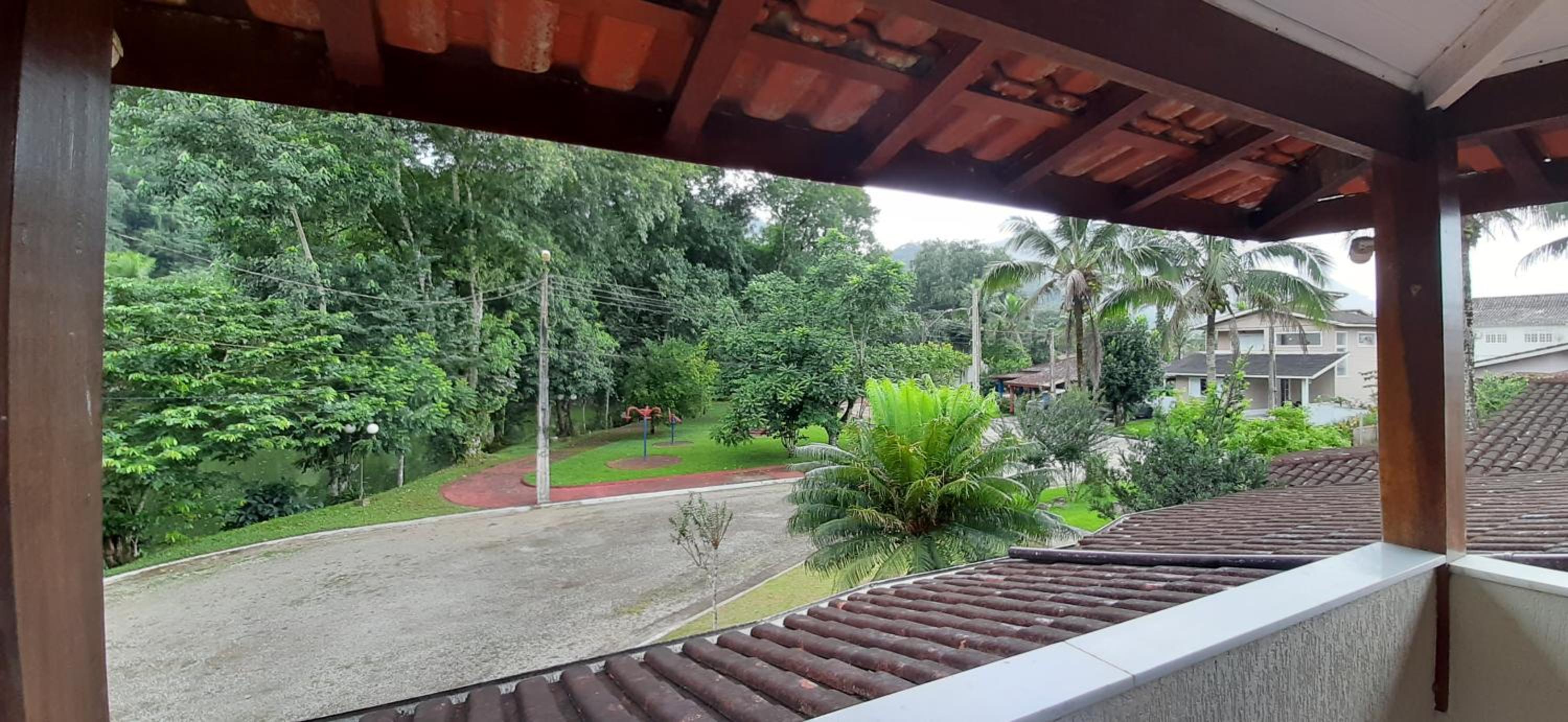 Caso em condomínio com lago, serra, campo e mar