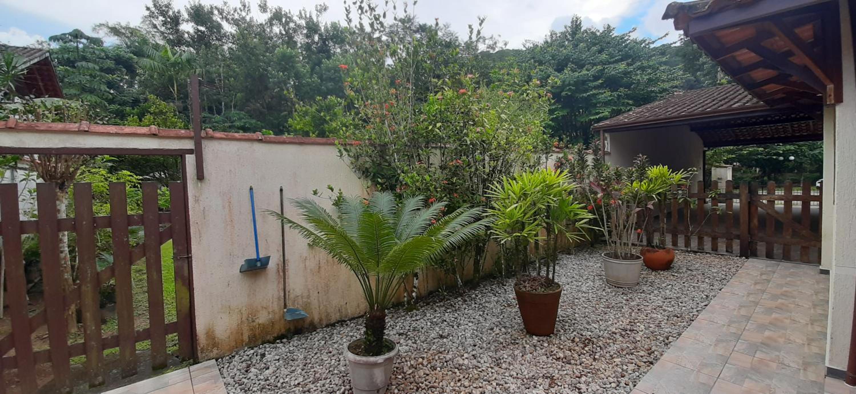 Caso em condomínio com lago, serra, campo e mar