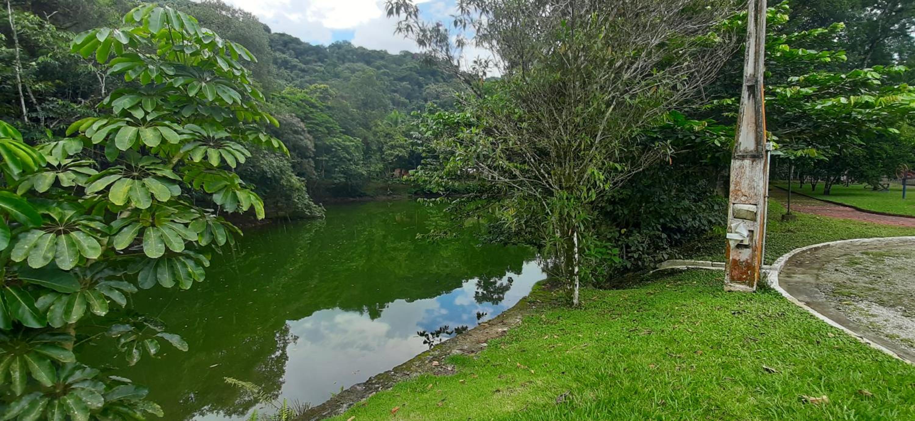 Caso em condomínio com lago, serra, campo e mar