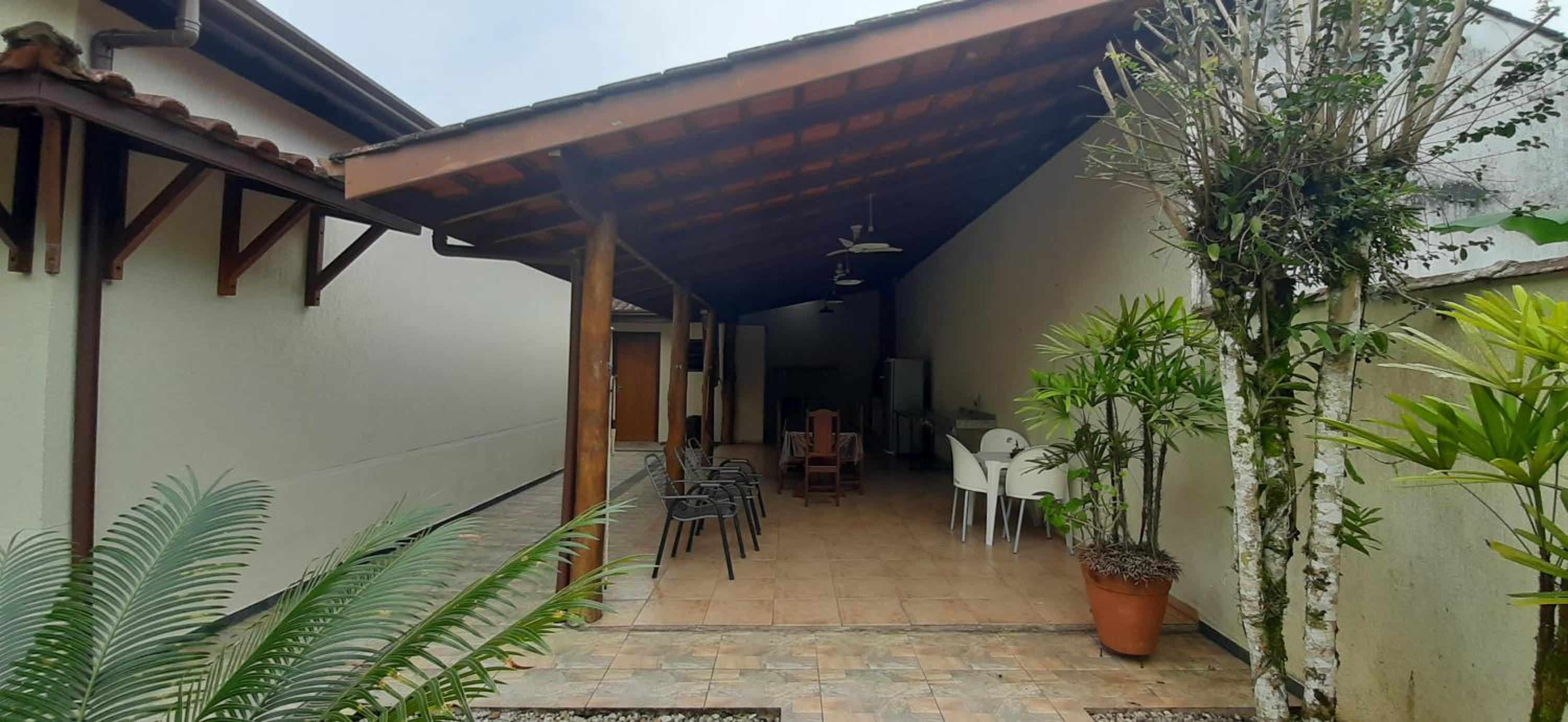 Caso em condomínio com lago, serra, campo e mar