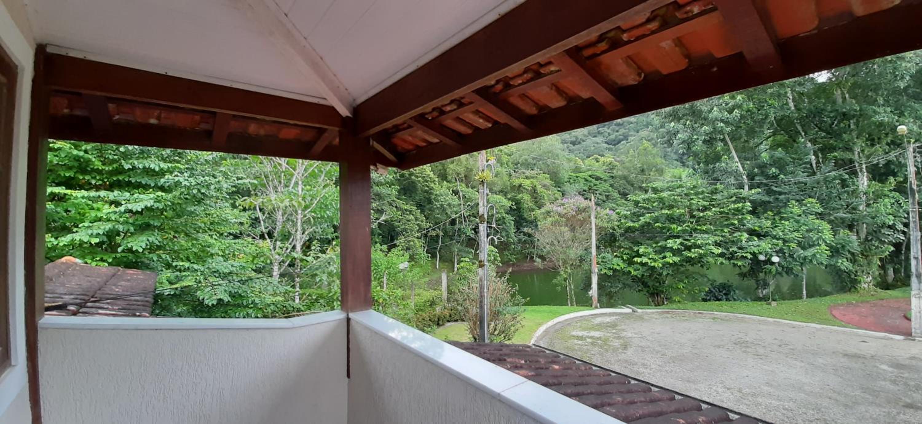 Caso em condomínio com lago, serra, campo e mar