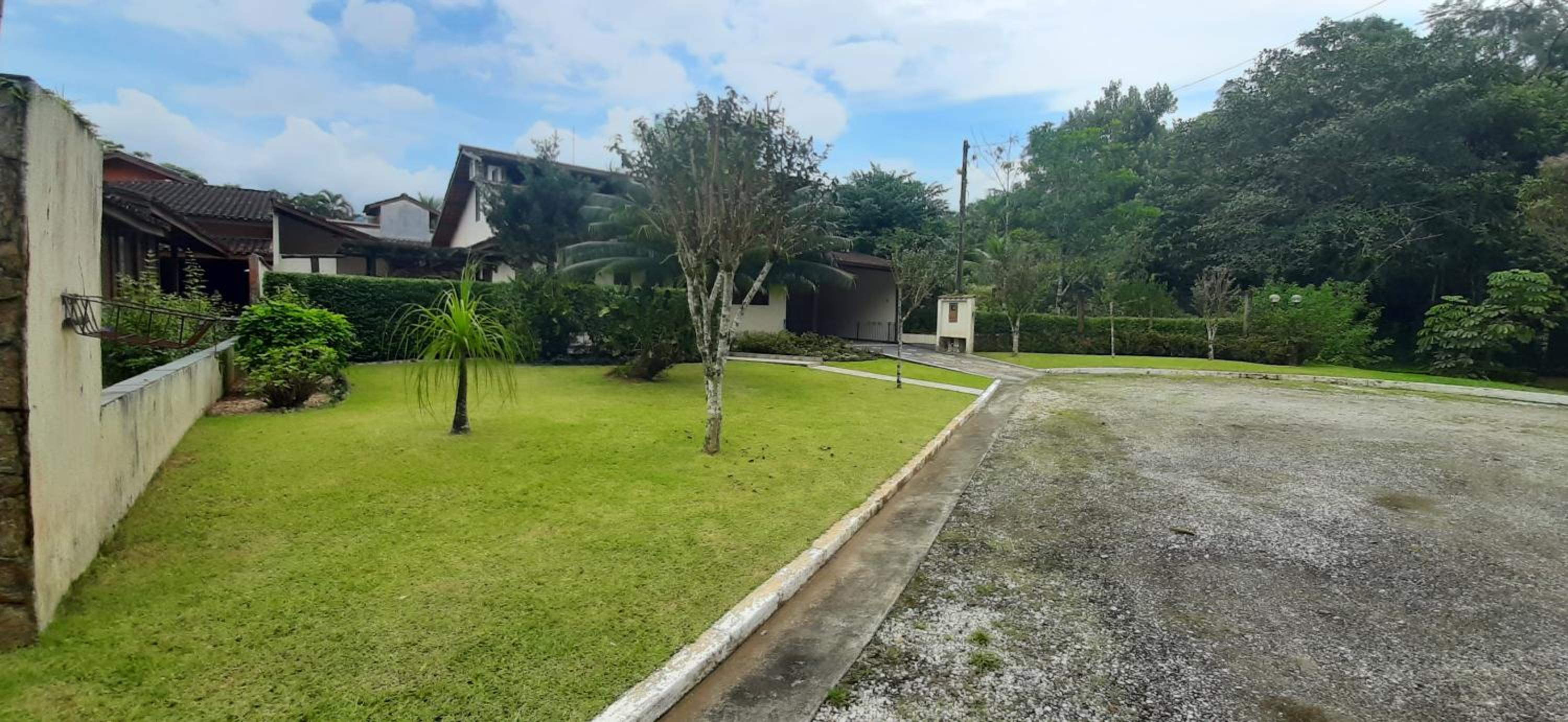 Caso em condomínio com lago, serra, campo e mar