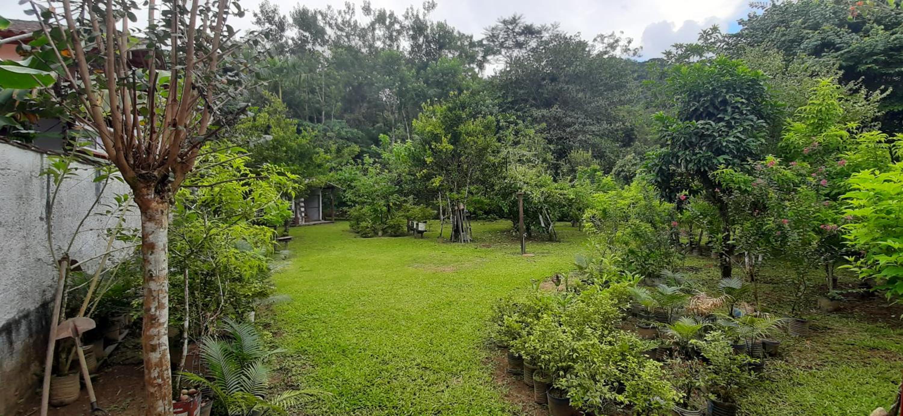 Caso em condomínio com lago, serra, campo e mar